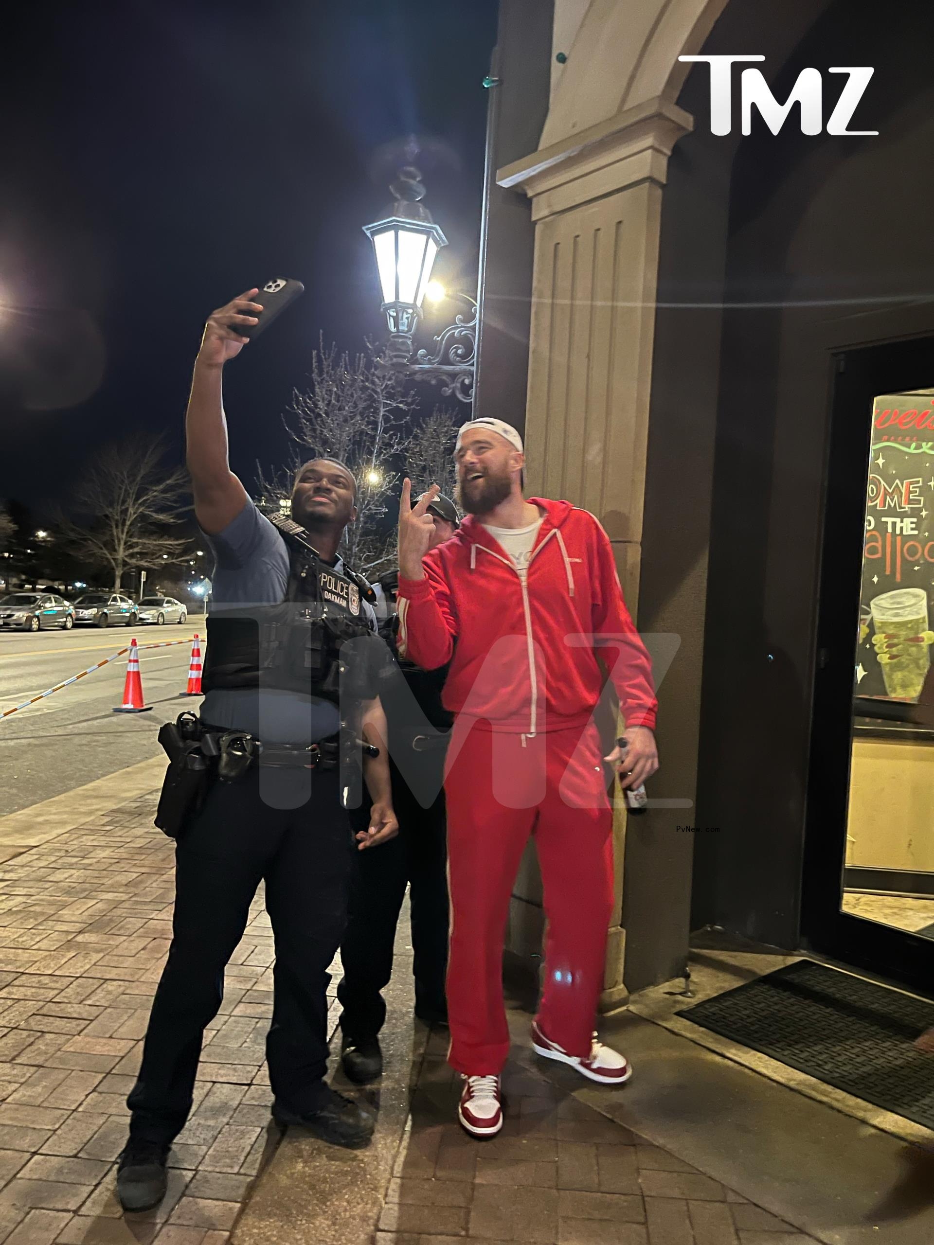 Travis Kelce takes photo with cops