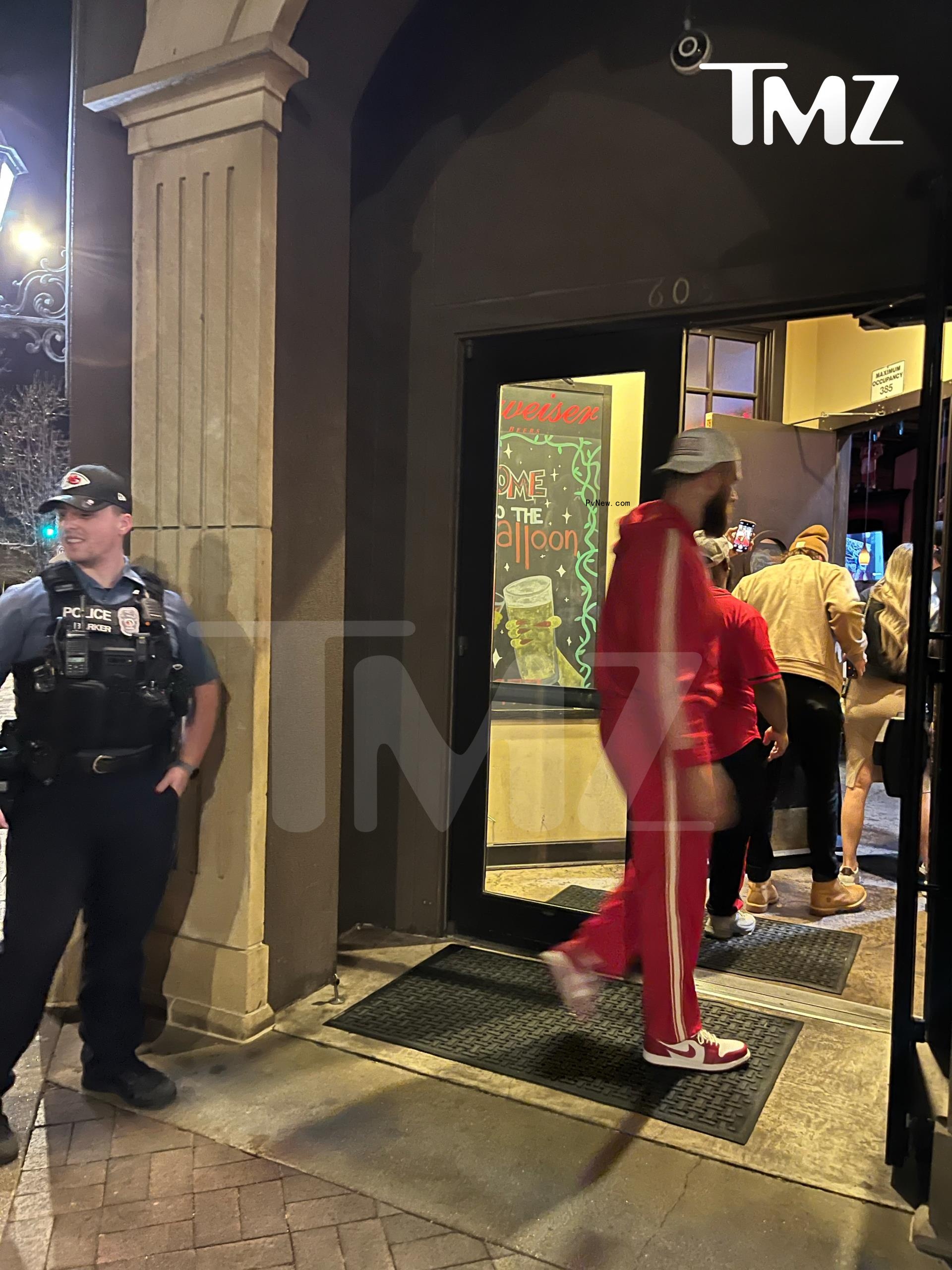 Travis Kelce takes photo with cops