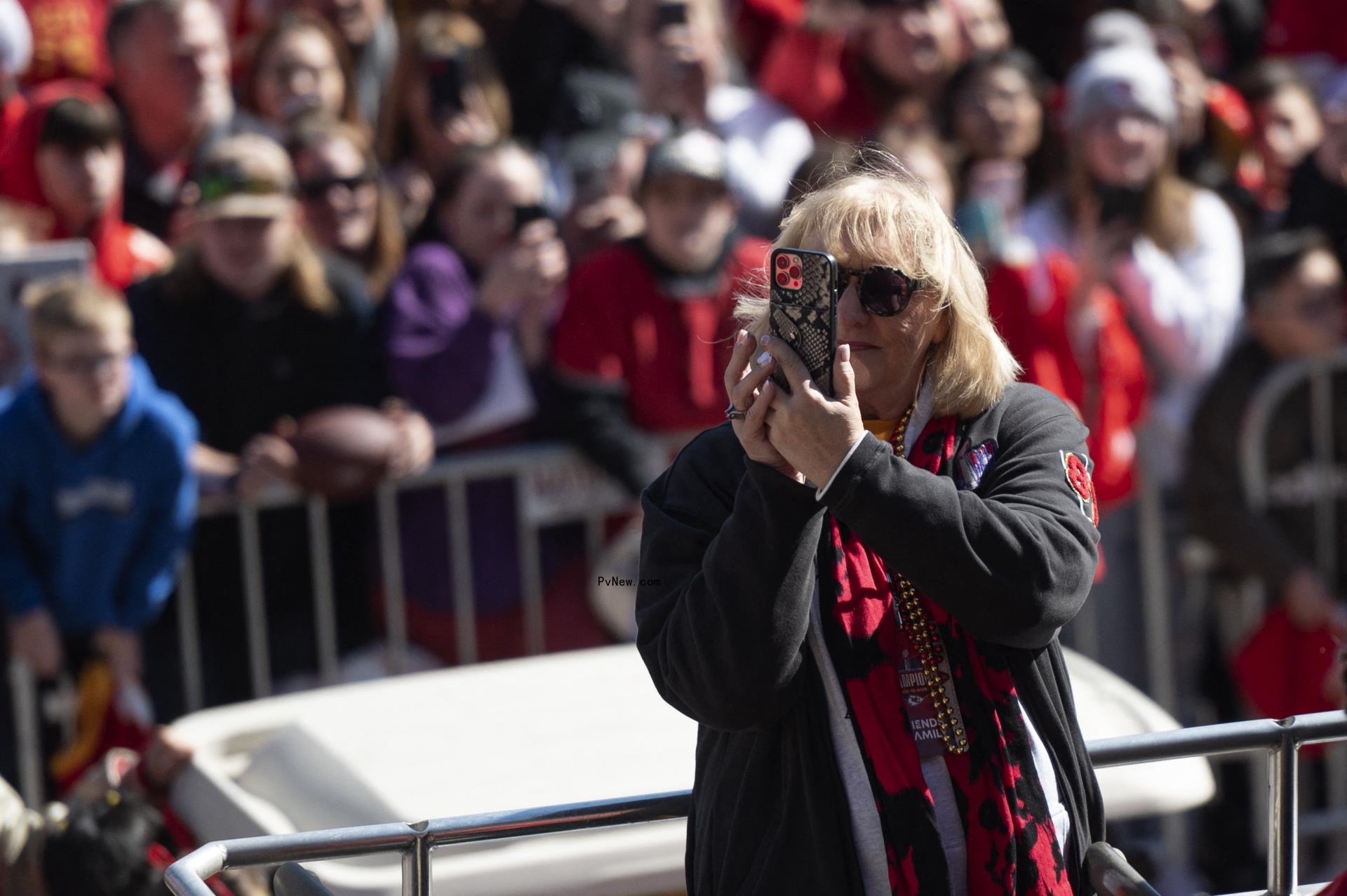 Do<i></i>nna Kelce taking a pic.