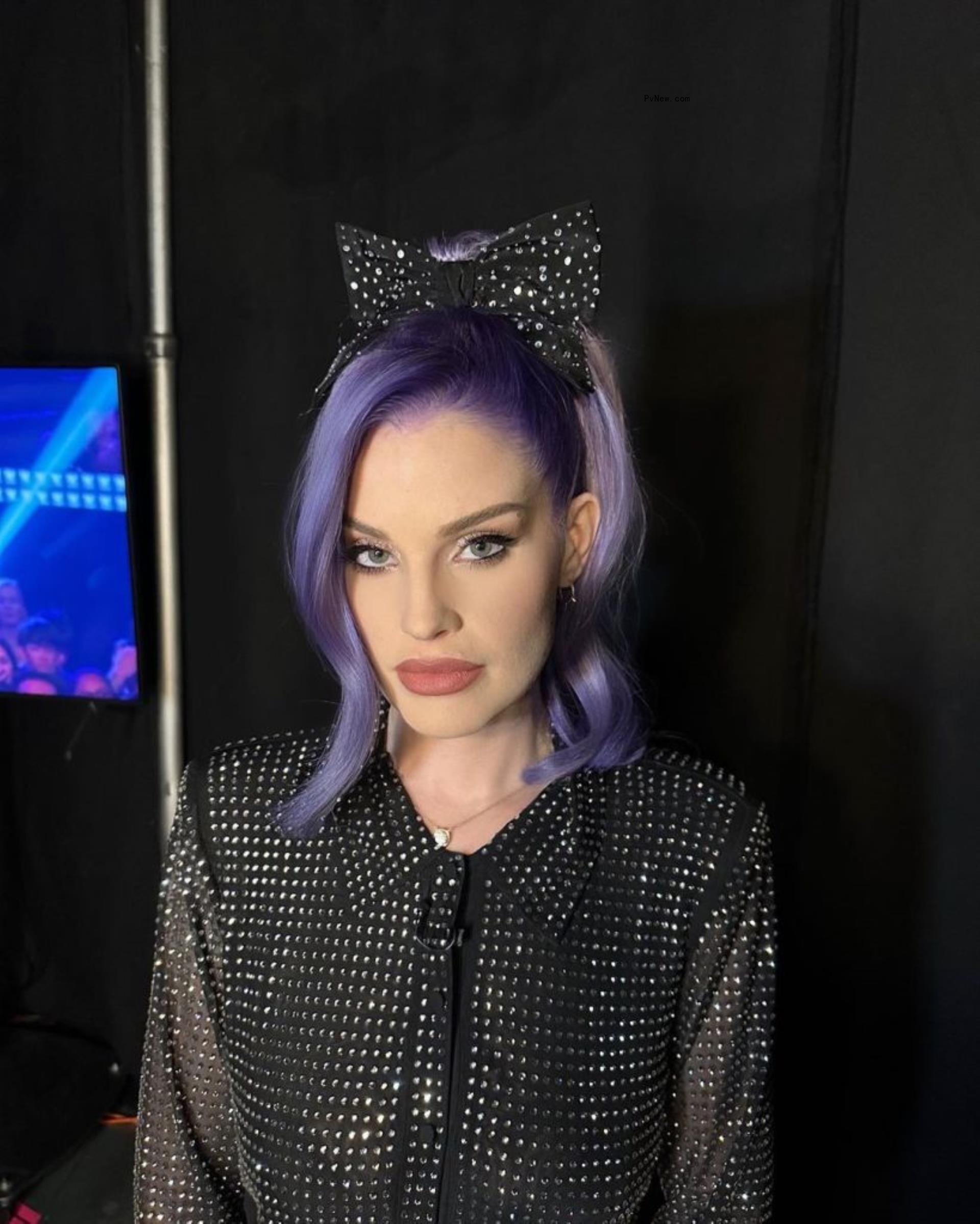 Kelly Osbourne with a bow in her hair