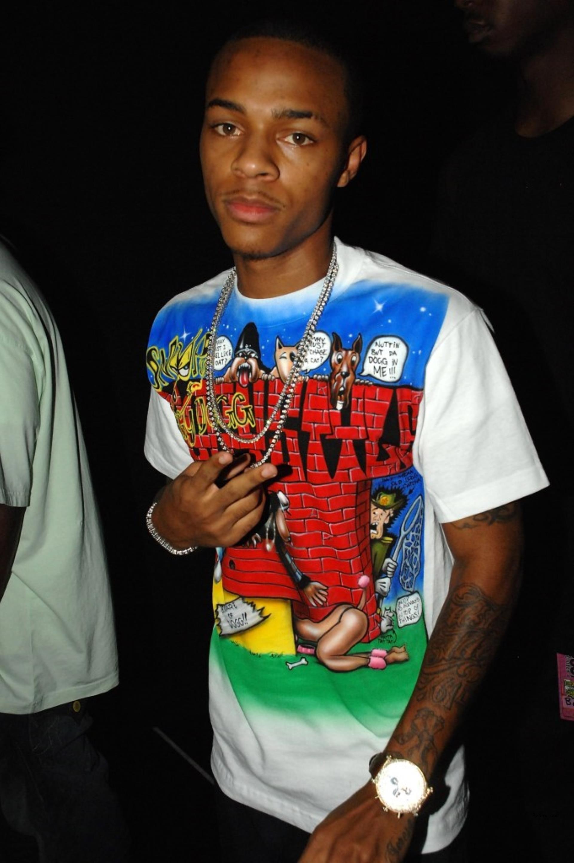 rapper bow wow giving peace sign