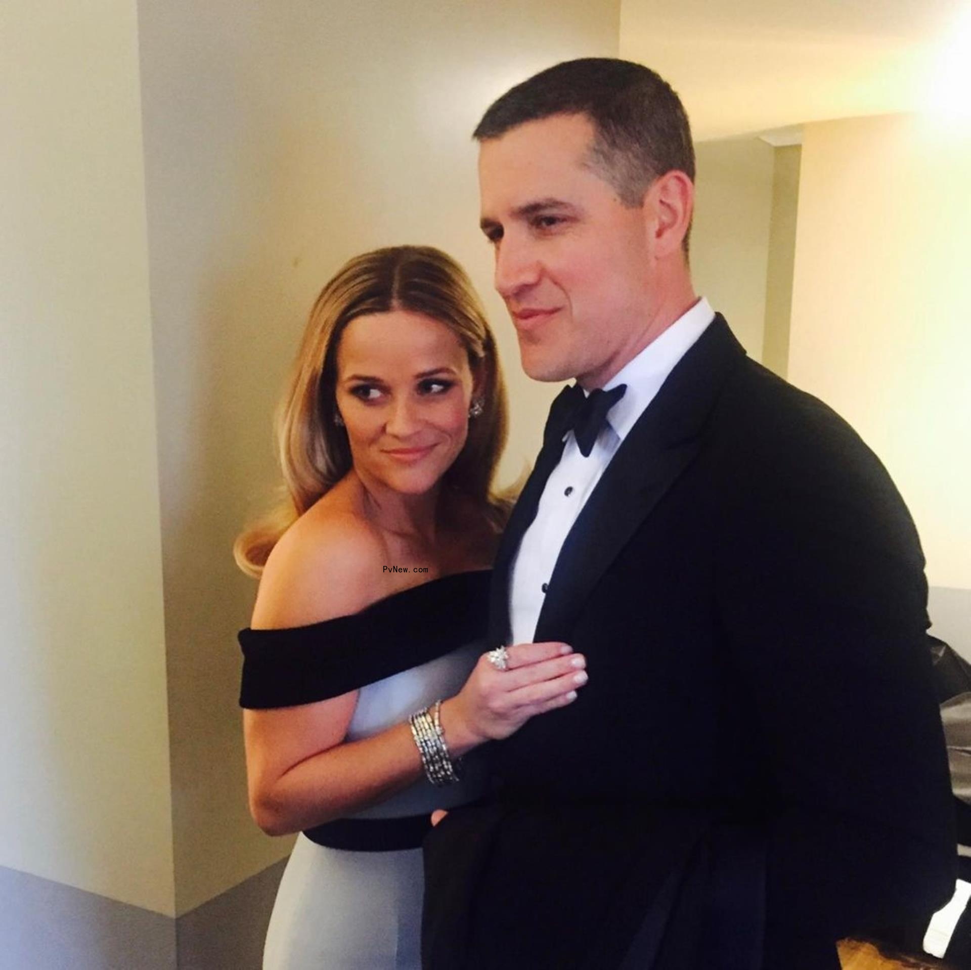 Reese Witherspoon and Jim Toth cuddle up in formalwear