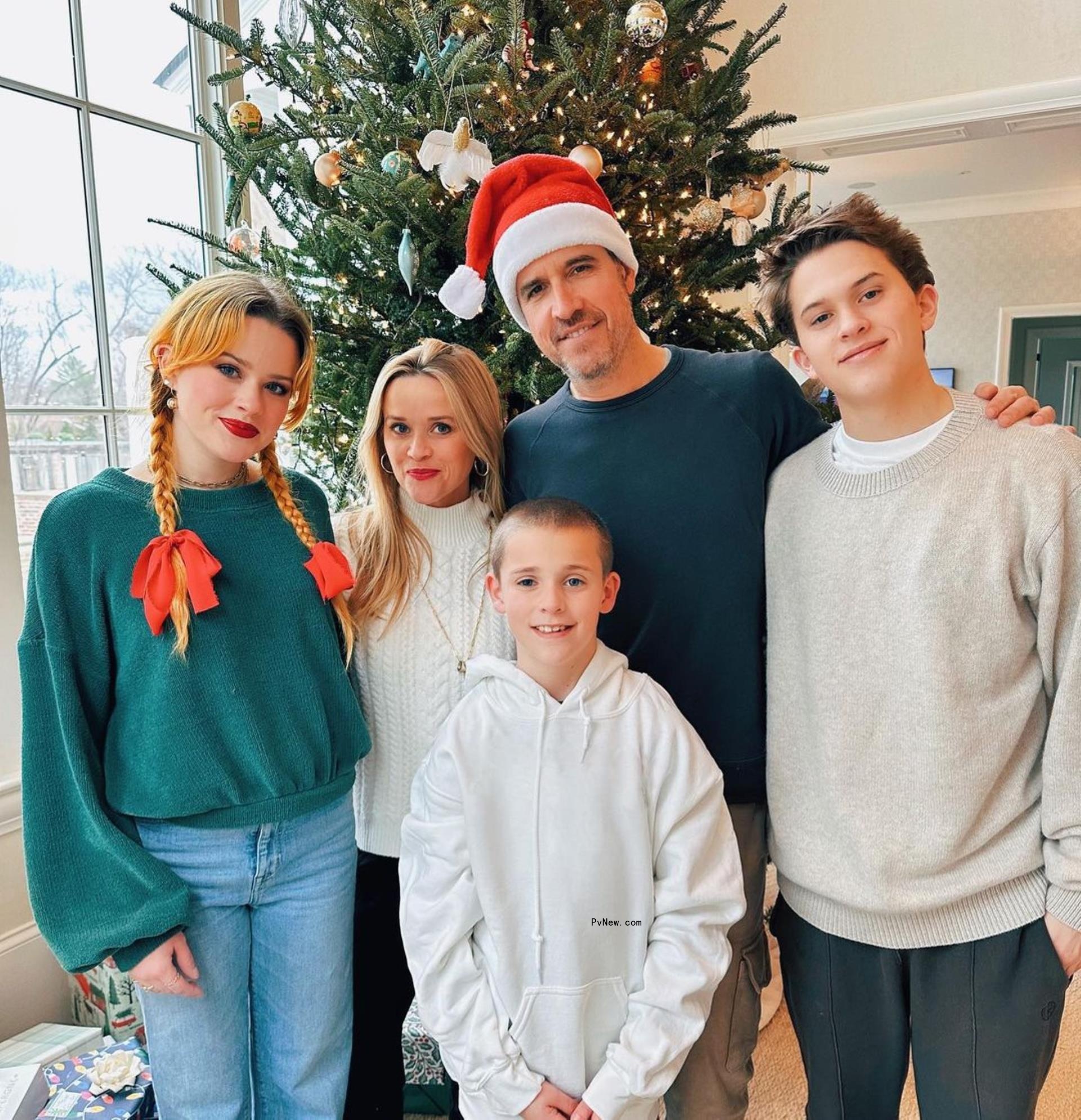 Reese Witherspoon and Jim Toth pose in front of Christmas tree with Ava, Deacon and Tennessee