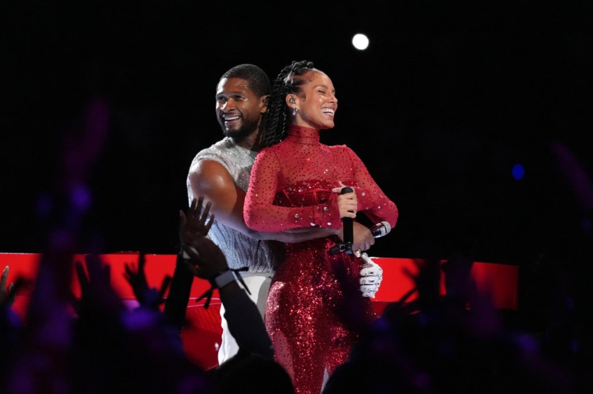 Usher and Alicia Keys performing 