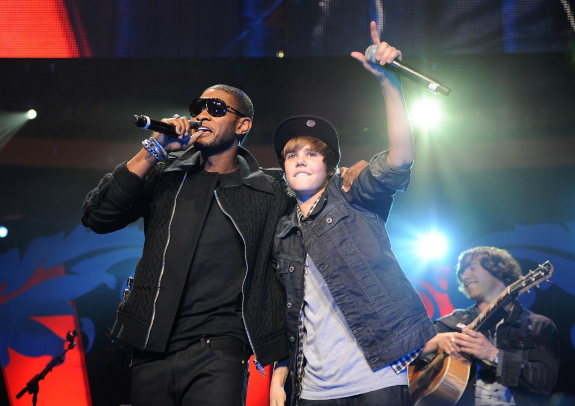 Usher performing with Justin Bieber in 2009
