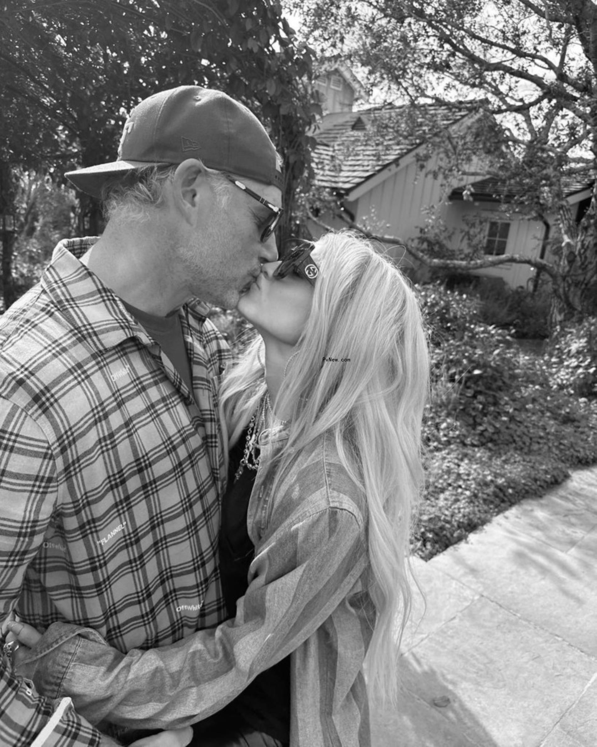 Jessica Simpson kisses husband, Eric Johnson