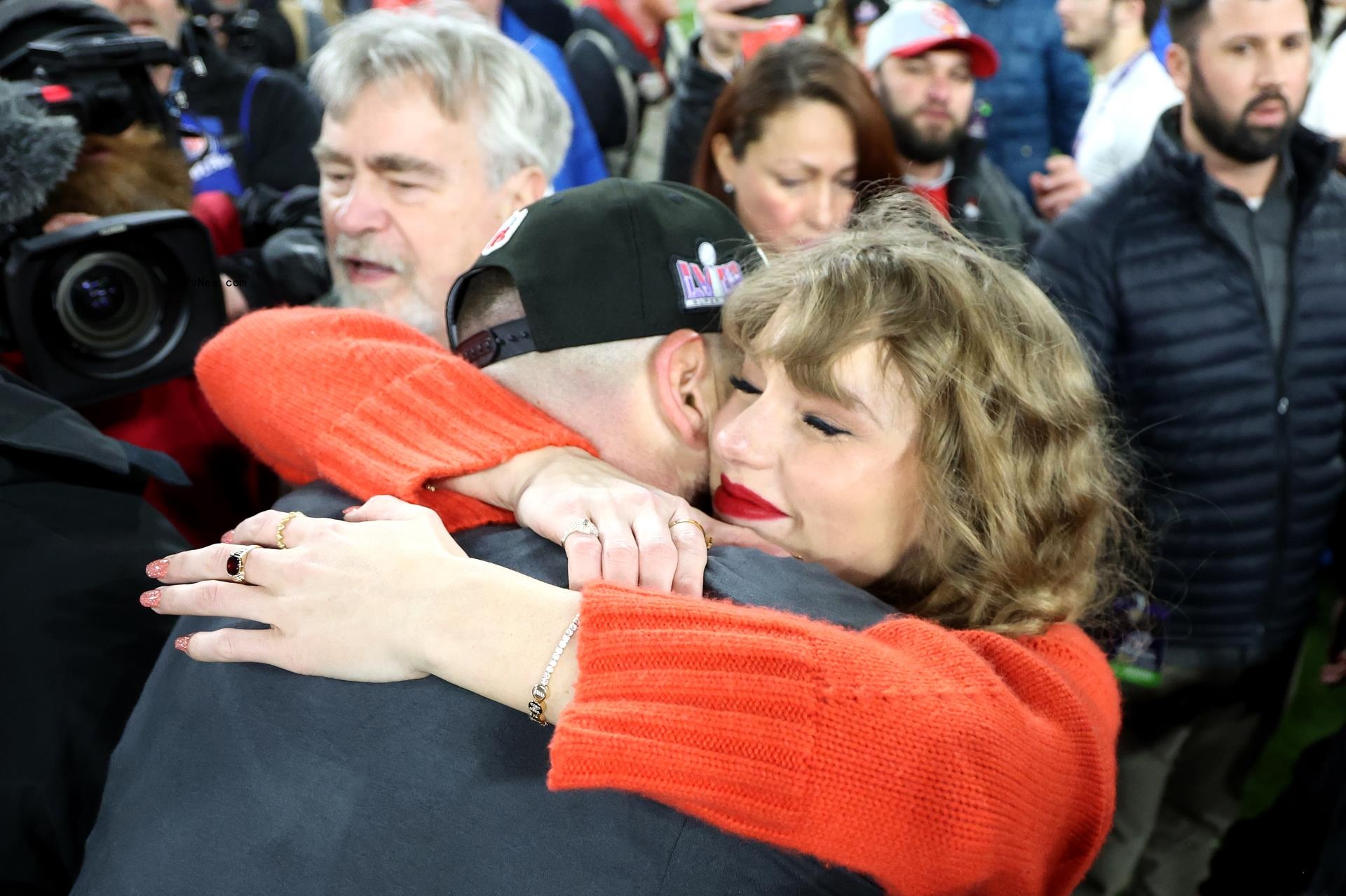 Travis Kelce #87 of the Kansas City Chiefs celebrates with Taylor Swift after a 17-10 victory against the Baltimore Ravens in the AFC Champio<i></i>nship Game at M&T Bank Stadium on January 28, 2024 in Baltimore, Maryland.