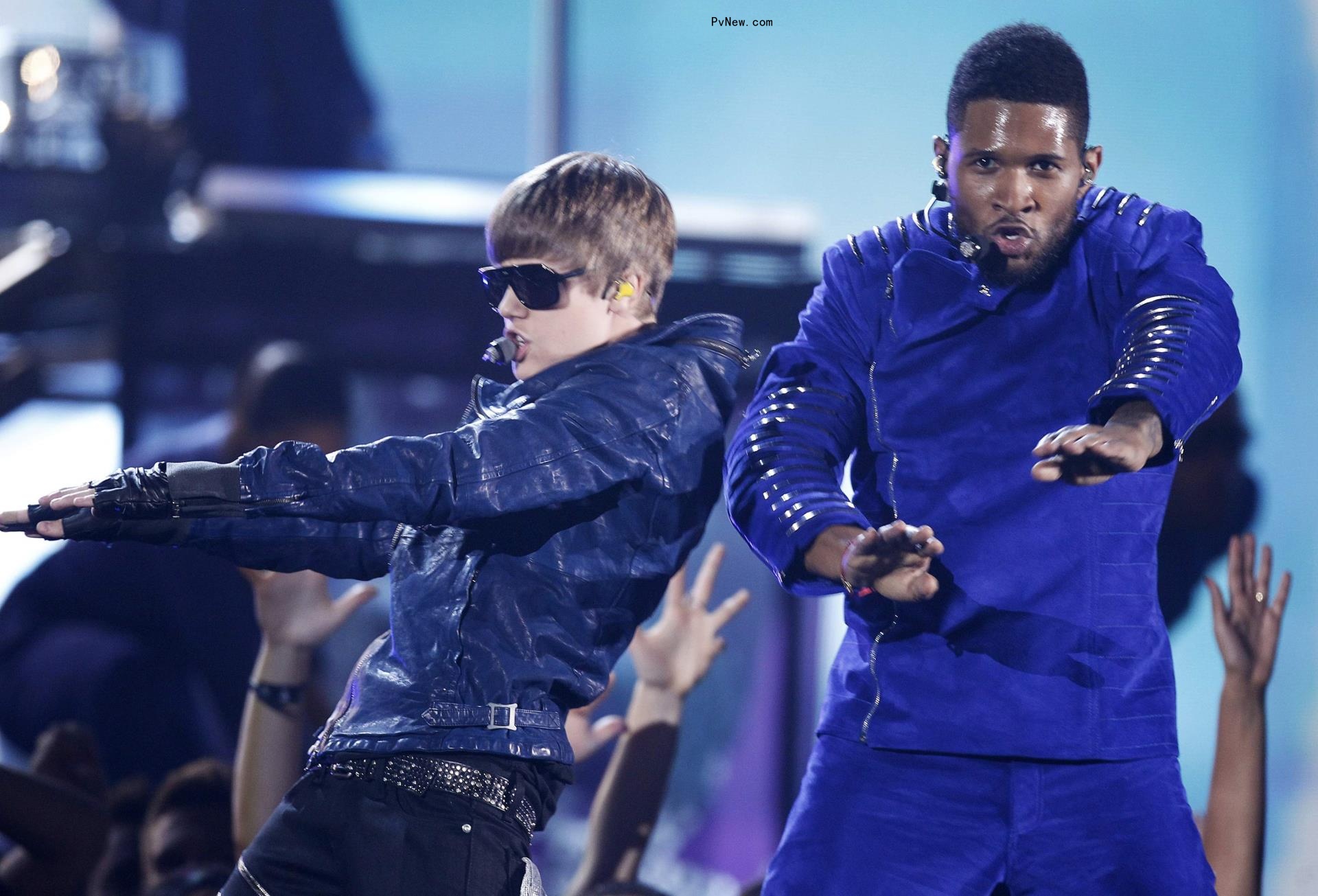 Justin Bieber (L) and Usher perform