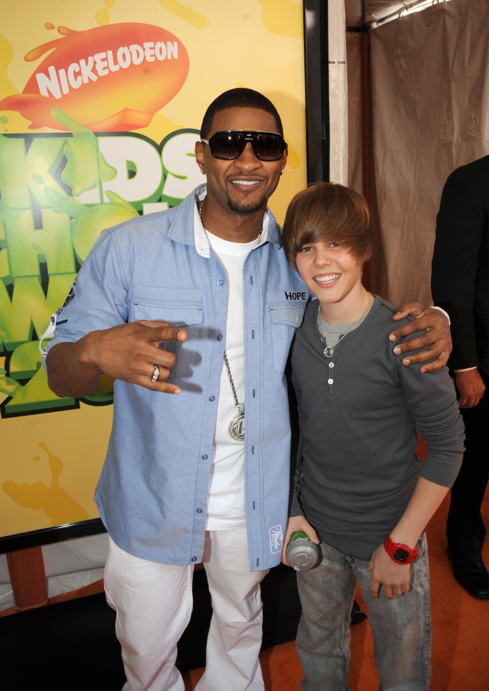 Usher and Justin Bieber arrive at Nickelodeon's 2009 Kids' Choice Awards.