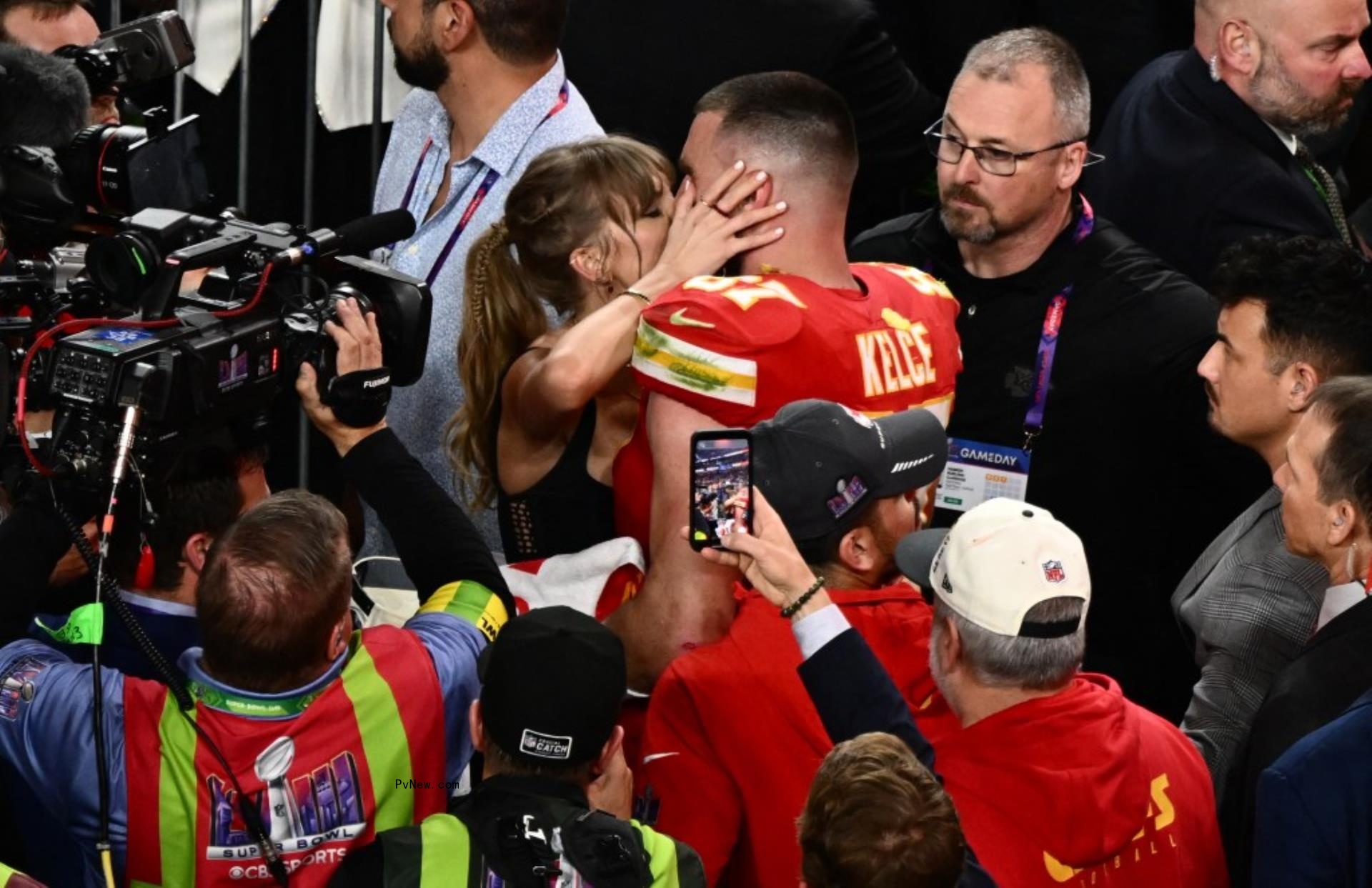 Taylor Swift kisses Travis Kelce