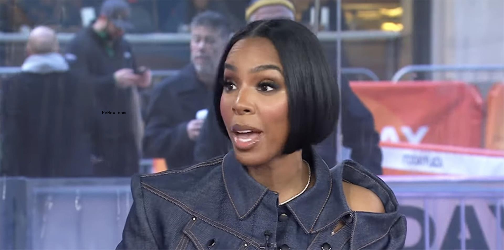 Kelly Rowland talking on