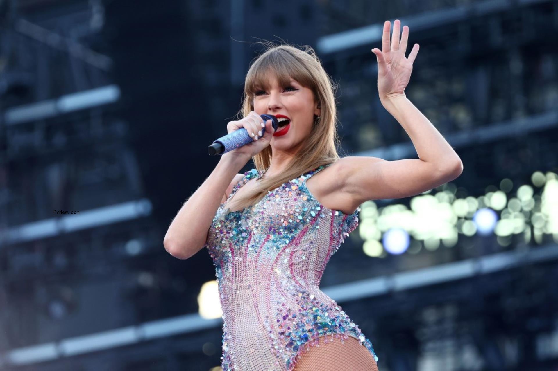 taylor swift performing in sequins
