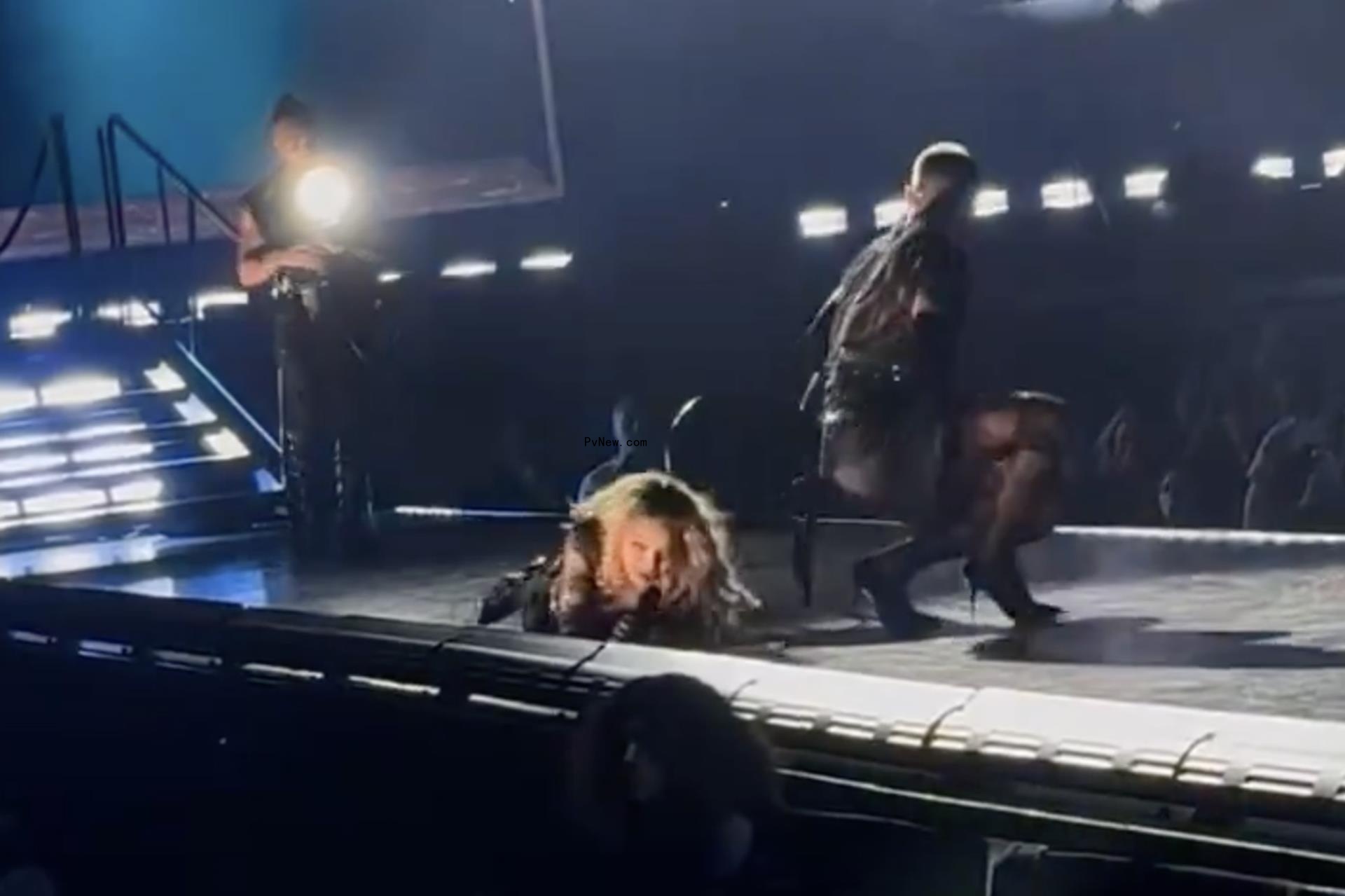 Mado<i></i>nna on stage