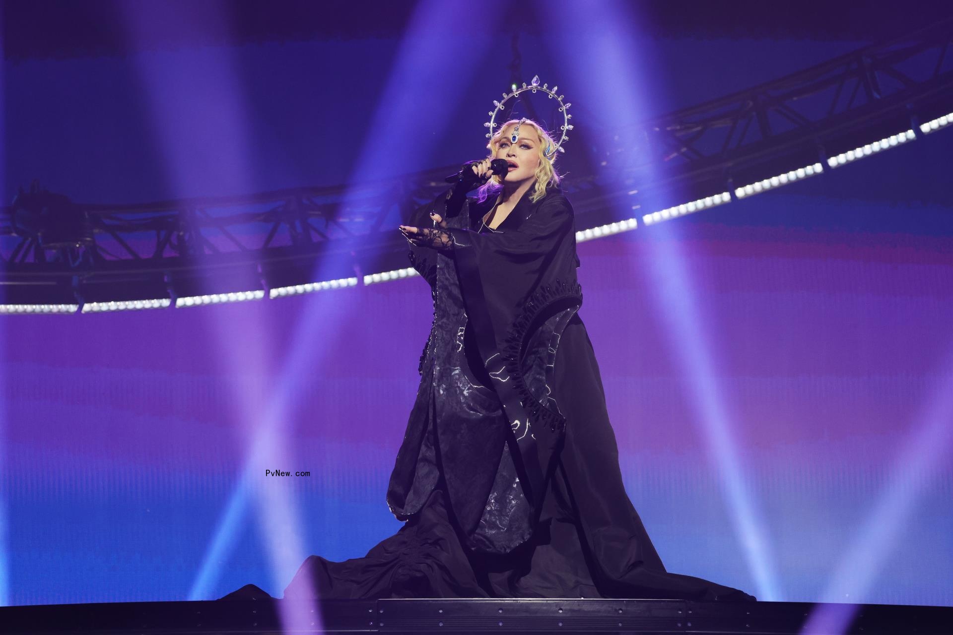 Mado<i></i>nna on stage