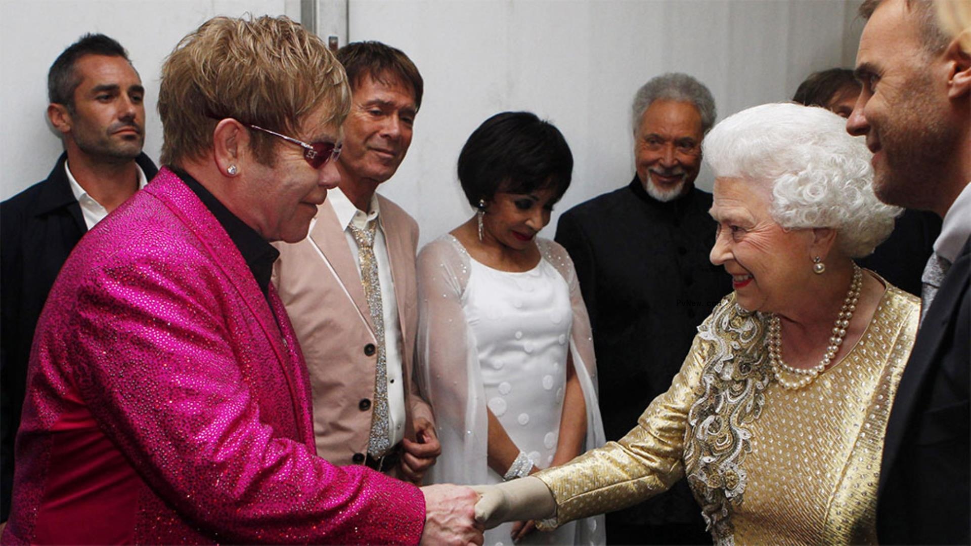 Elton John Ho<i></i>nors Queen Elizabeth II at Toro<i></i>nto Concert: ‘She Worked Bloody Hard’