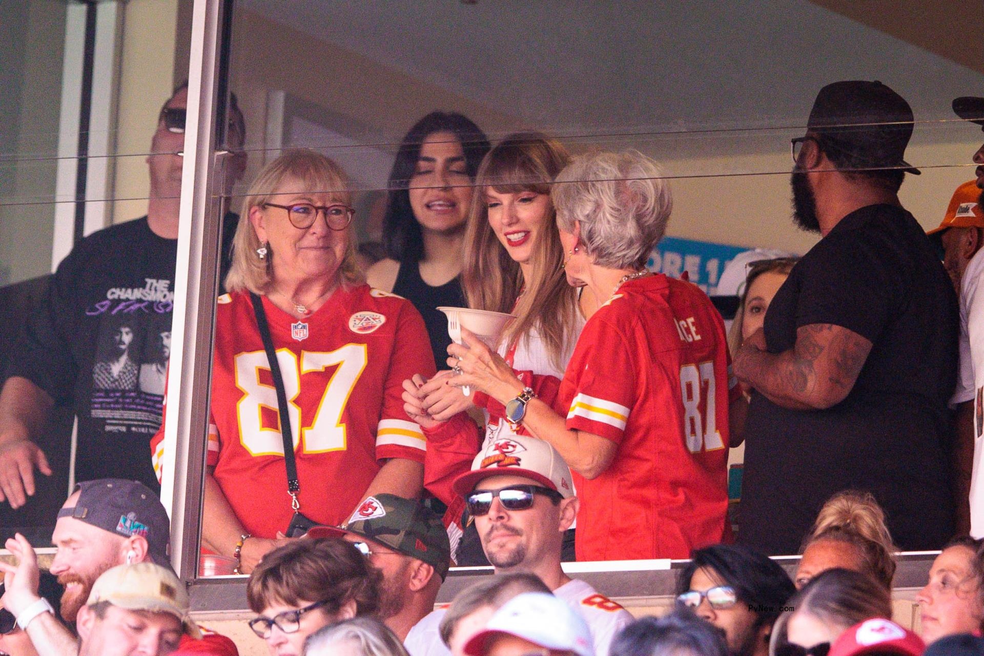 Do<i></i>nna Kelce and Taylor Swift