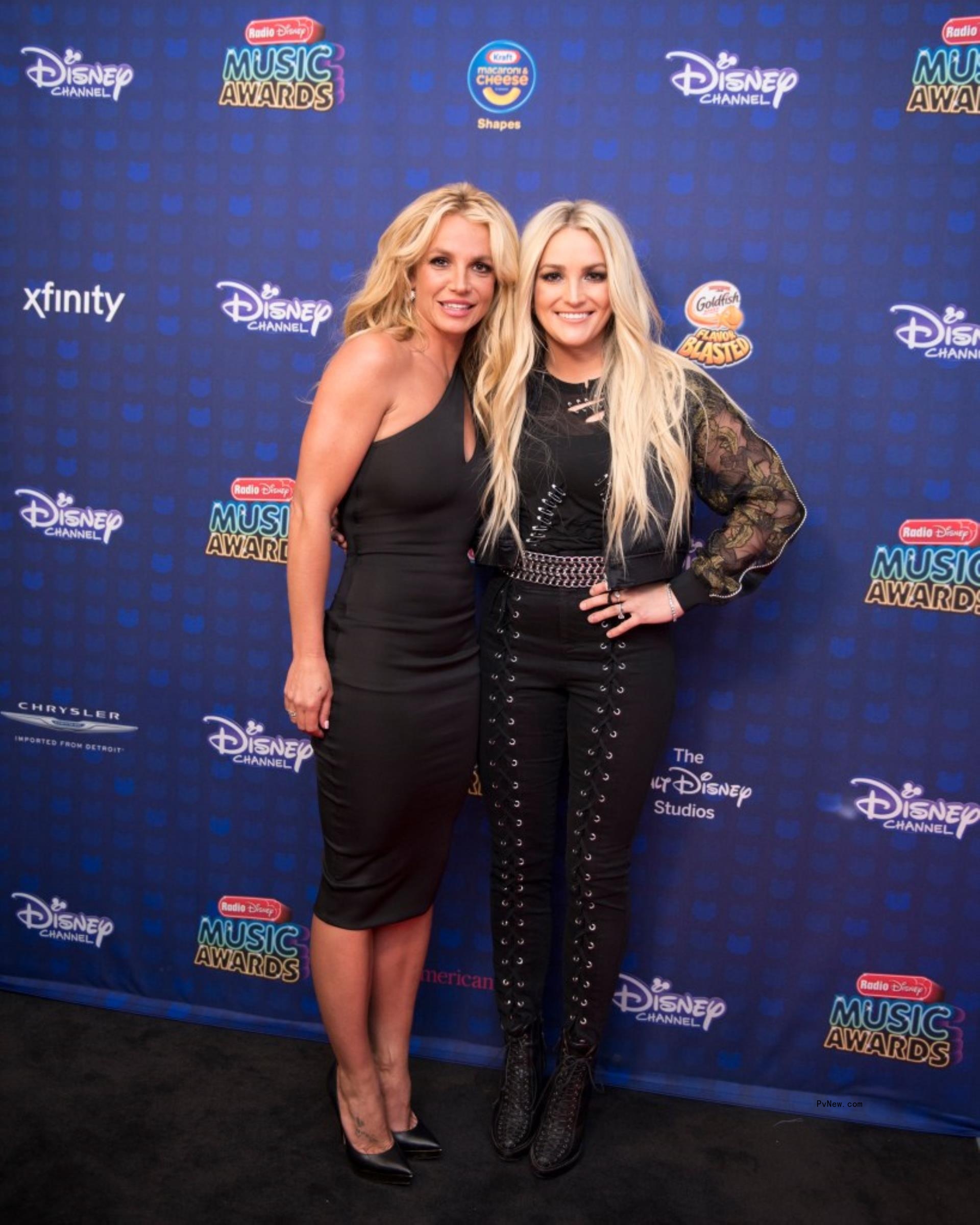 A photo of Britney Spears and Jamie Lynn Spears on the red carpet
