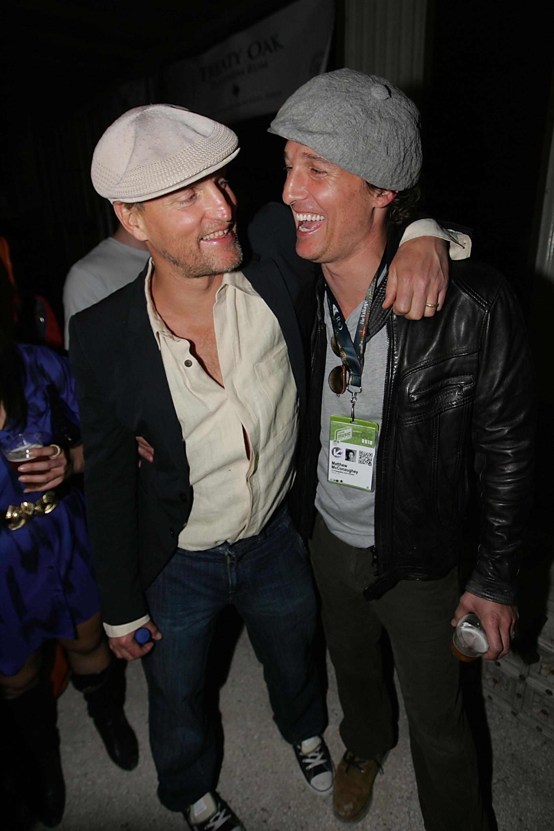 Matthew McCo<i></i>naughey and Woody Harrelson smile at each other