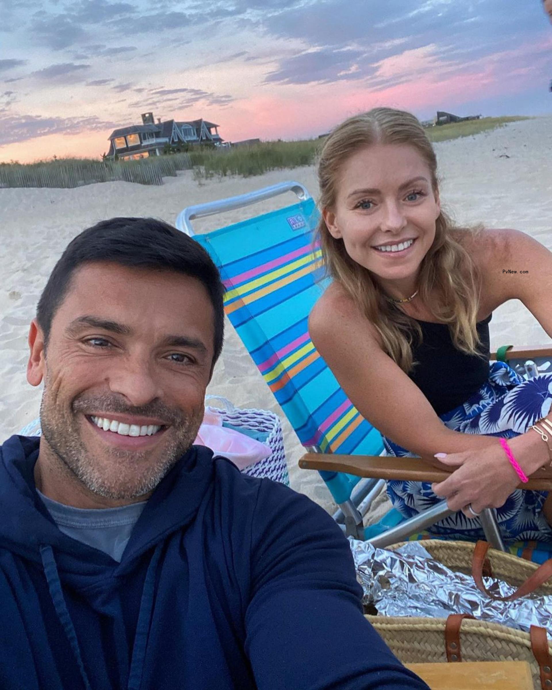 Kelly Ripa and Mark Co<i></i>nsuelos on a beach