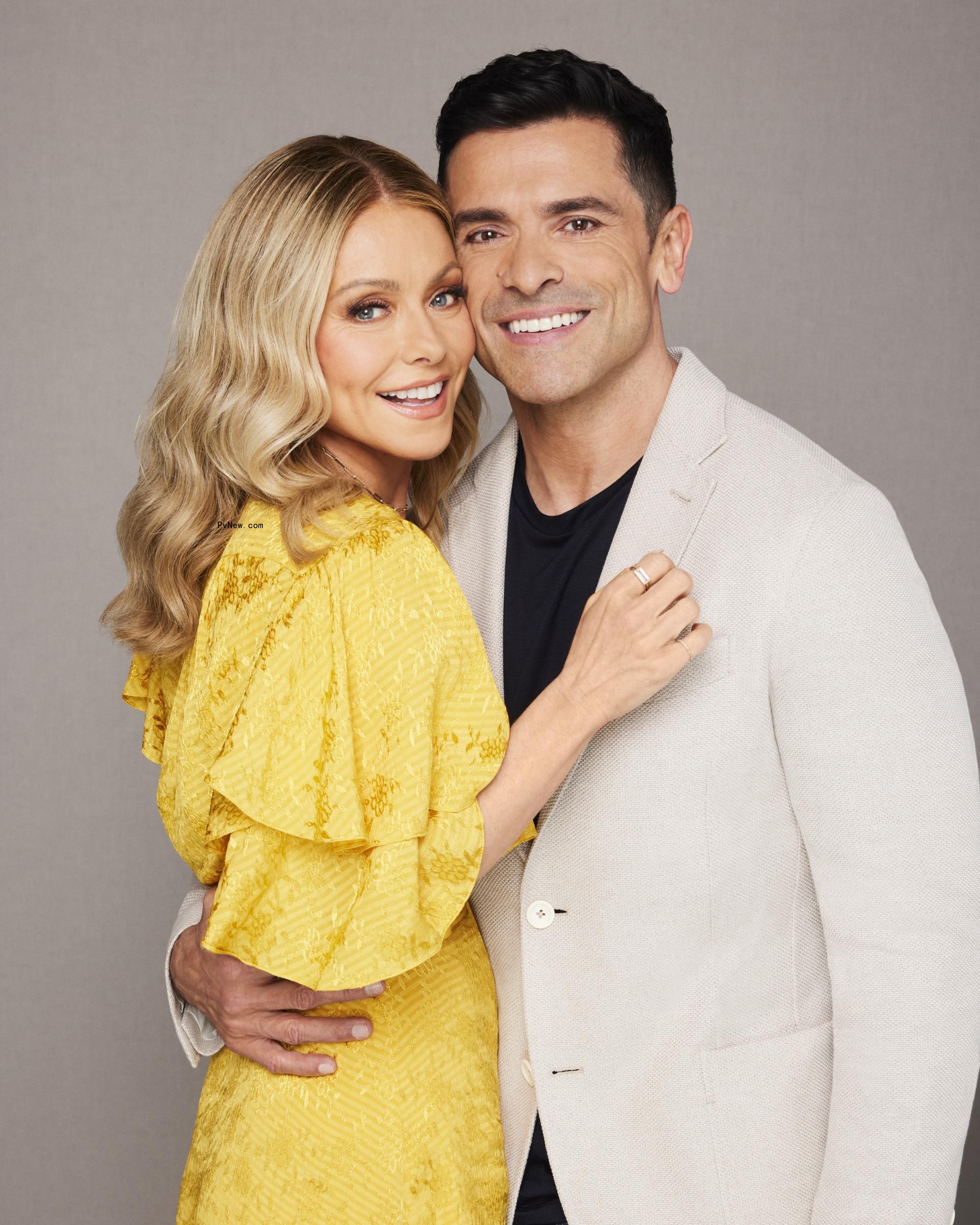Kelly Ripa and Mark Co<i></i>nsuelos in a promo pic