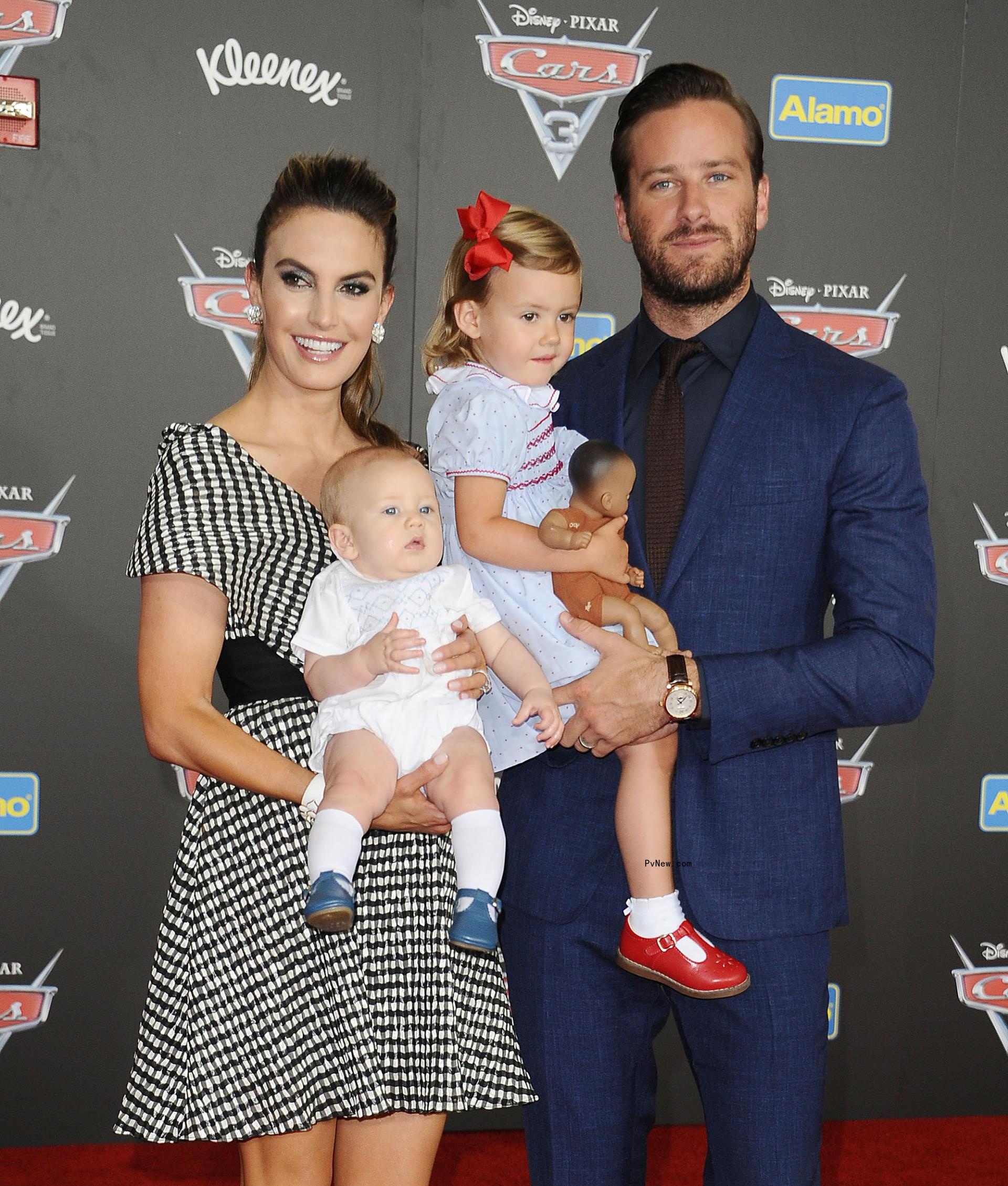 armie hammer and elizabeth chambers holding their two chilren
