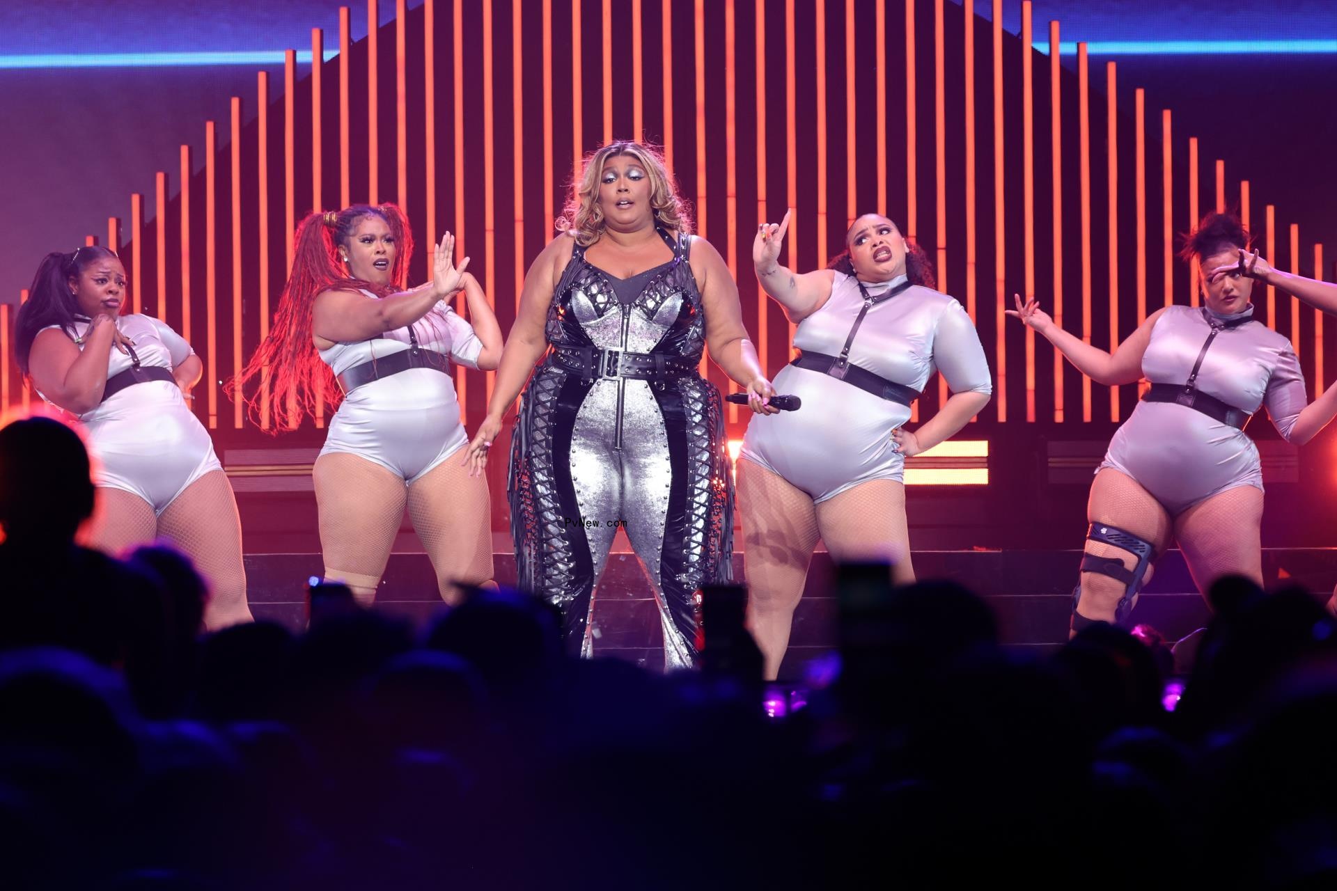 Lizzo o<i></i>nstage with dancers.