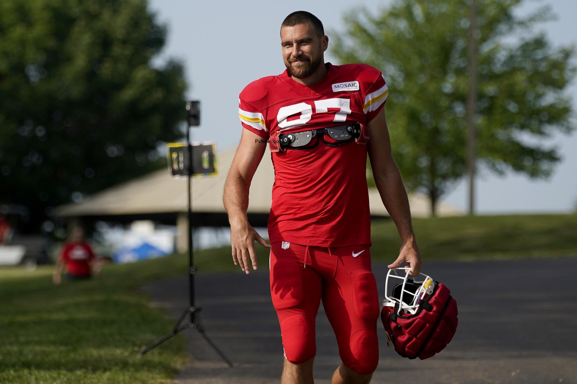 Travis Kelce playing football
