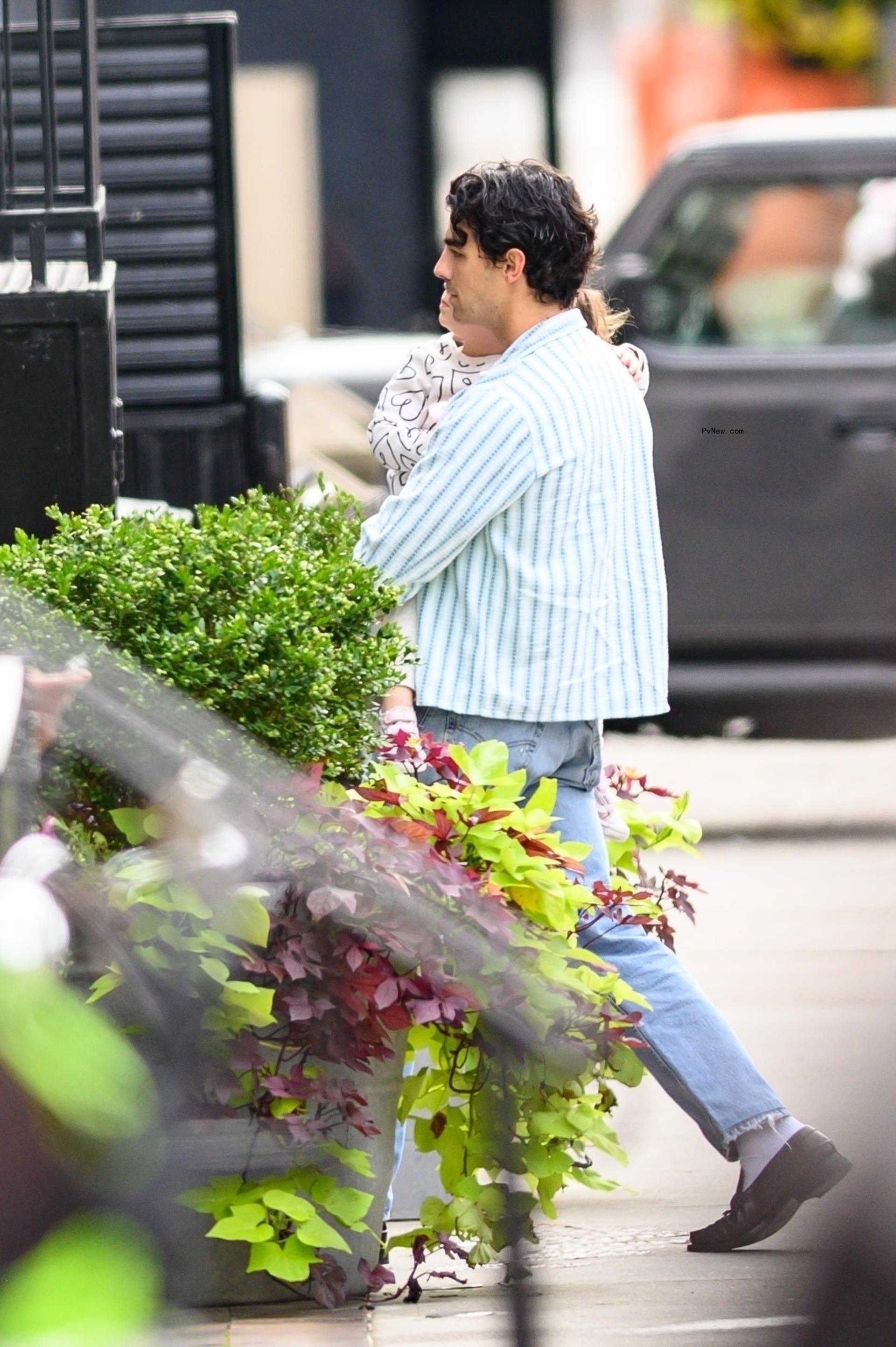 Joe Jo<i></i>nas with Willa