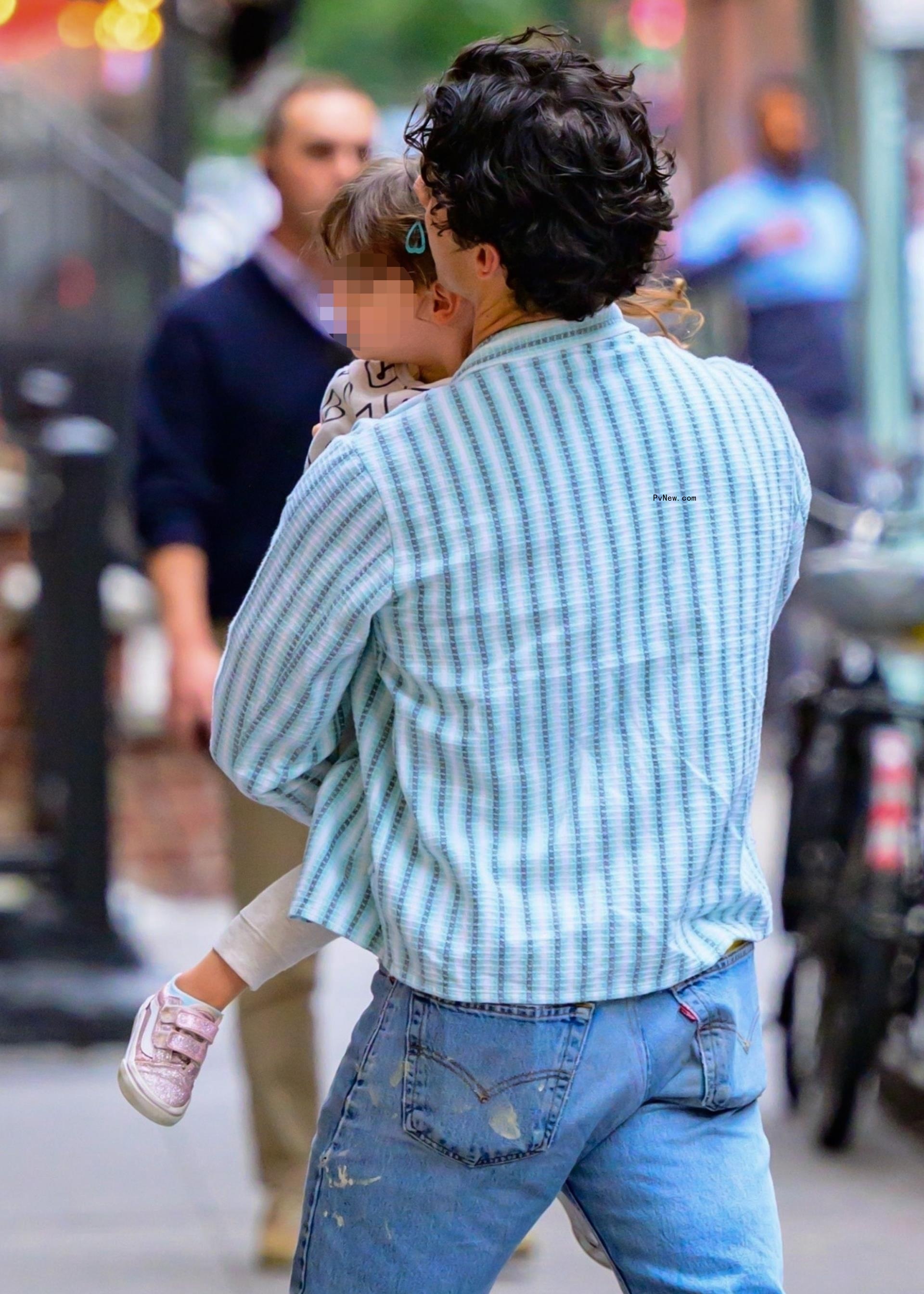 Joe Jo<i></i>nas with Willa.