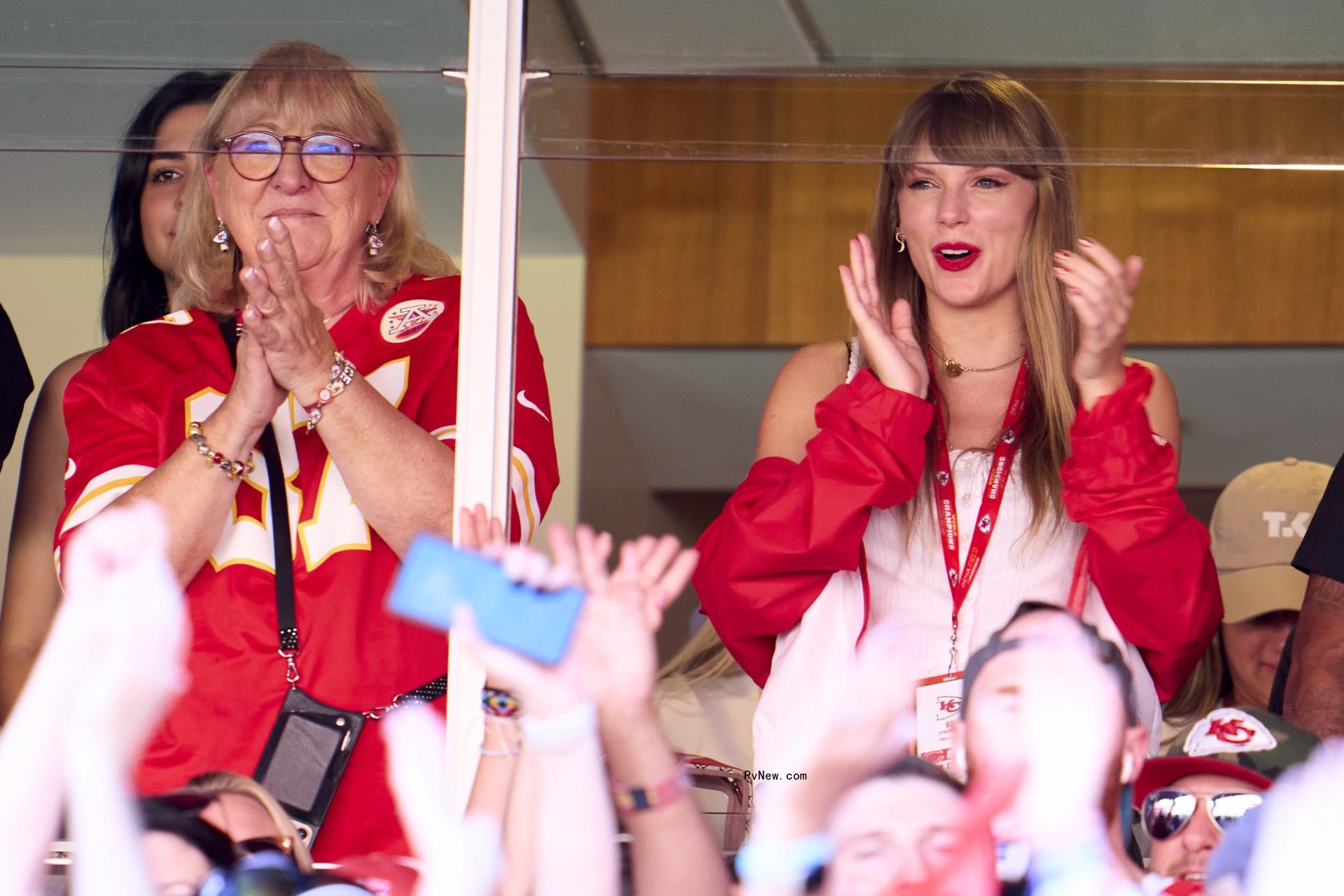 Taylor Swift clapping at Travis Kelce's game