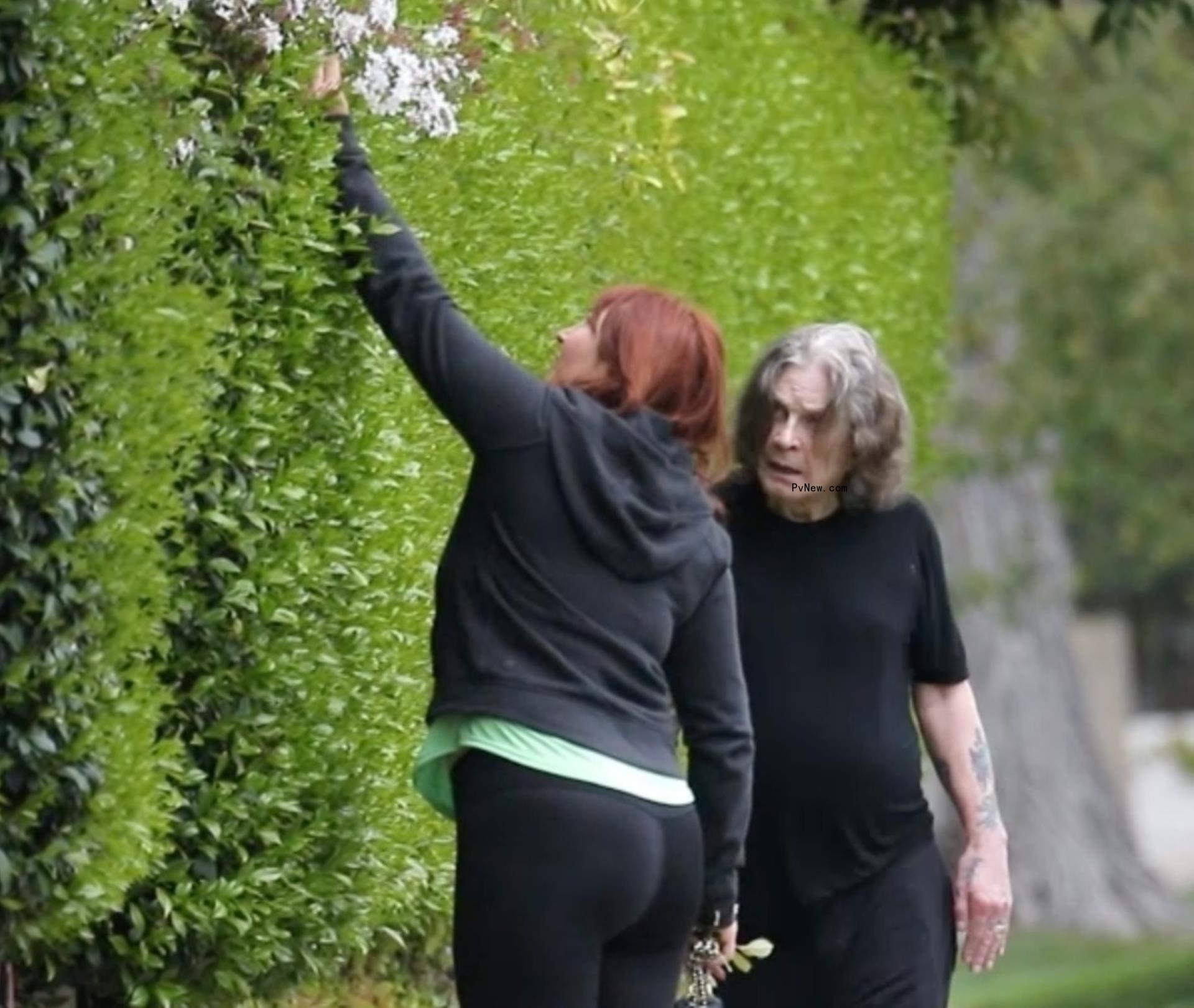 Ozzy Osbourne walks without cane in black outfit