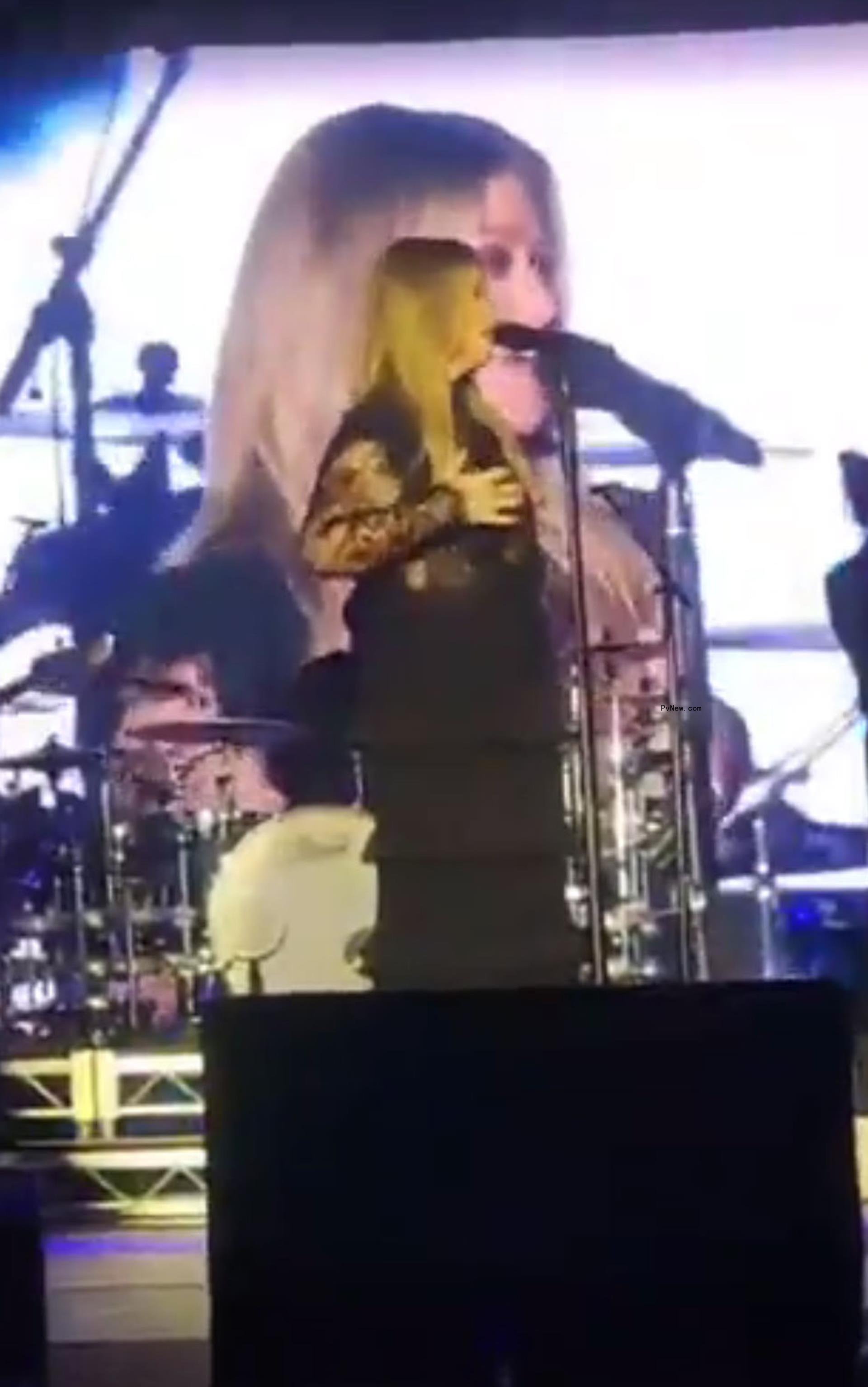 Kelly Clarkson on stage.