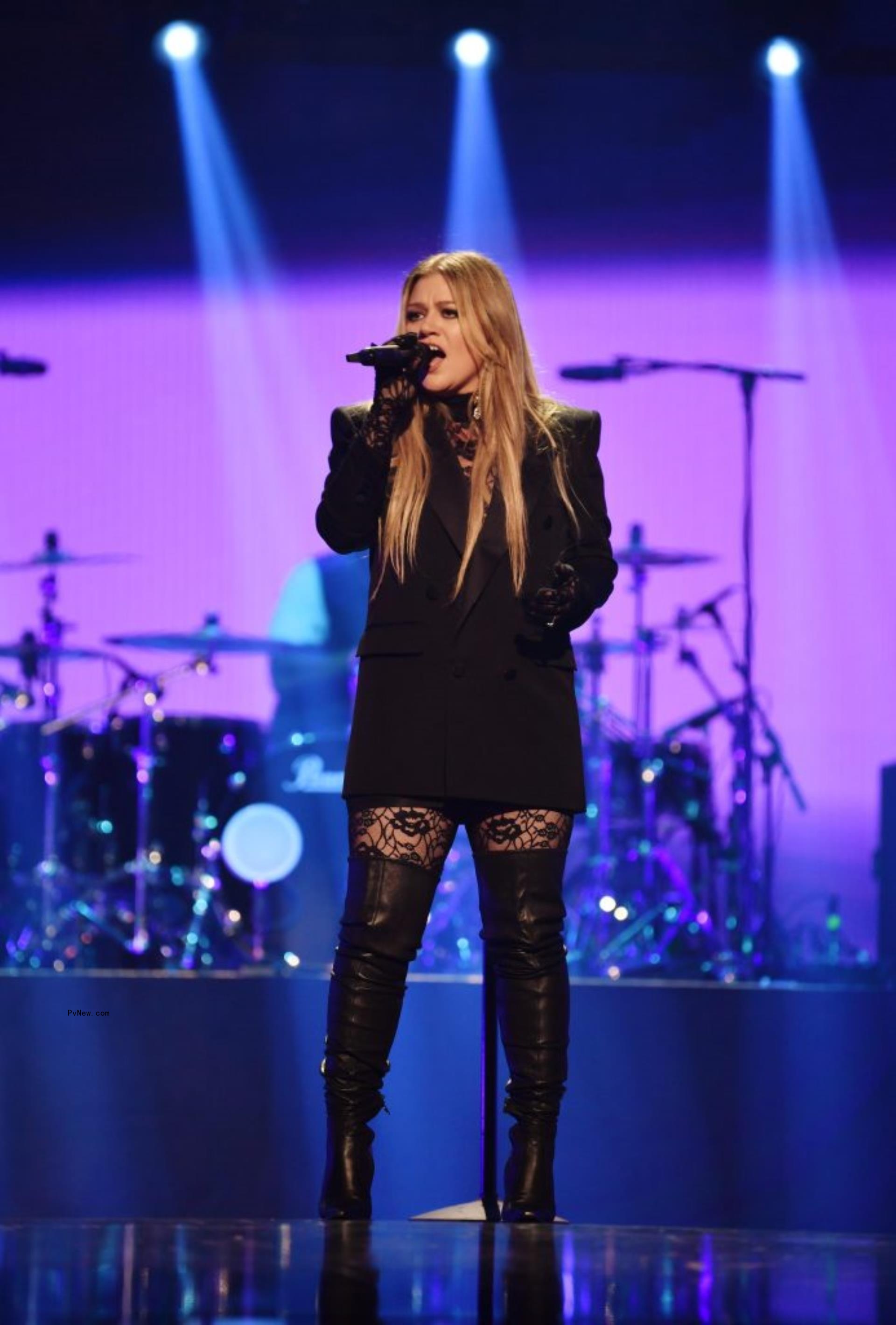 Kelly Clarkson on stage.