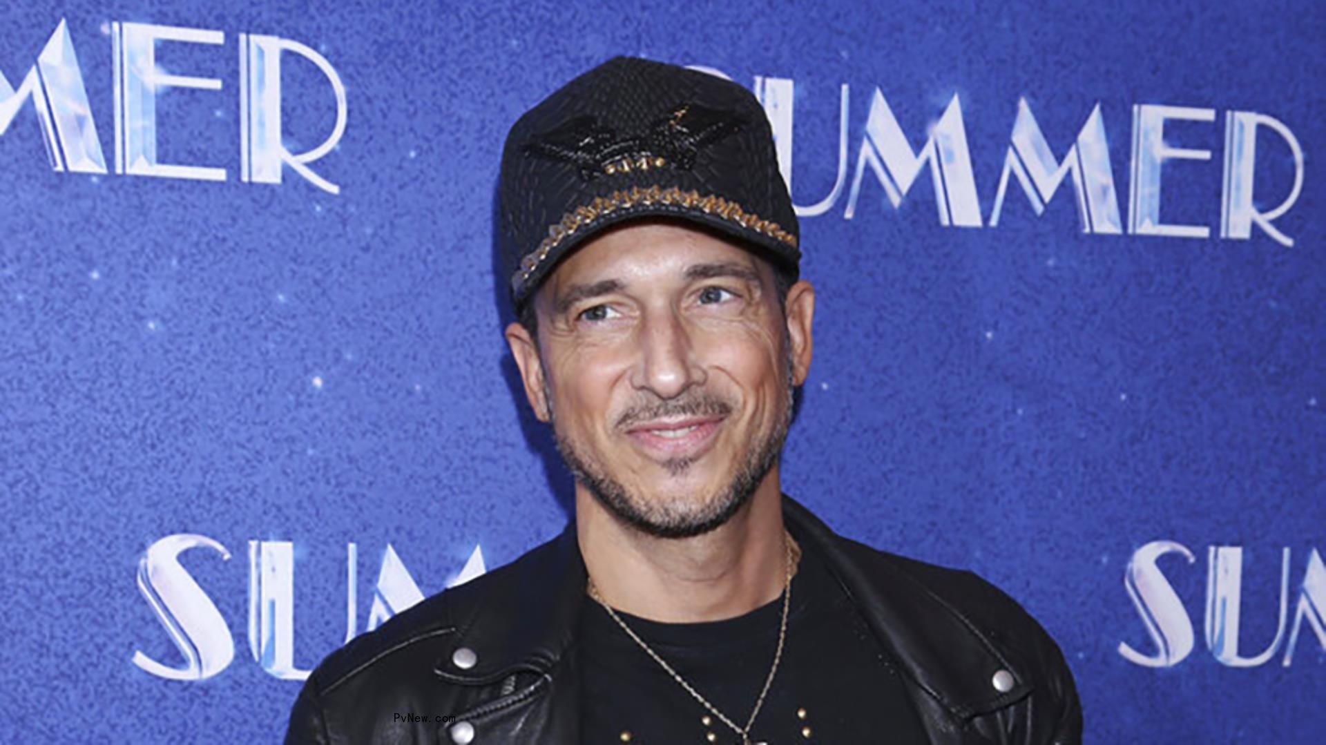 Ari Gold, Pio<i></i>neering LGBTQ Artist, Dies at 47