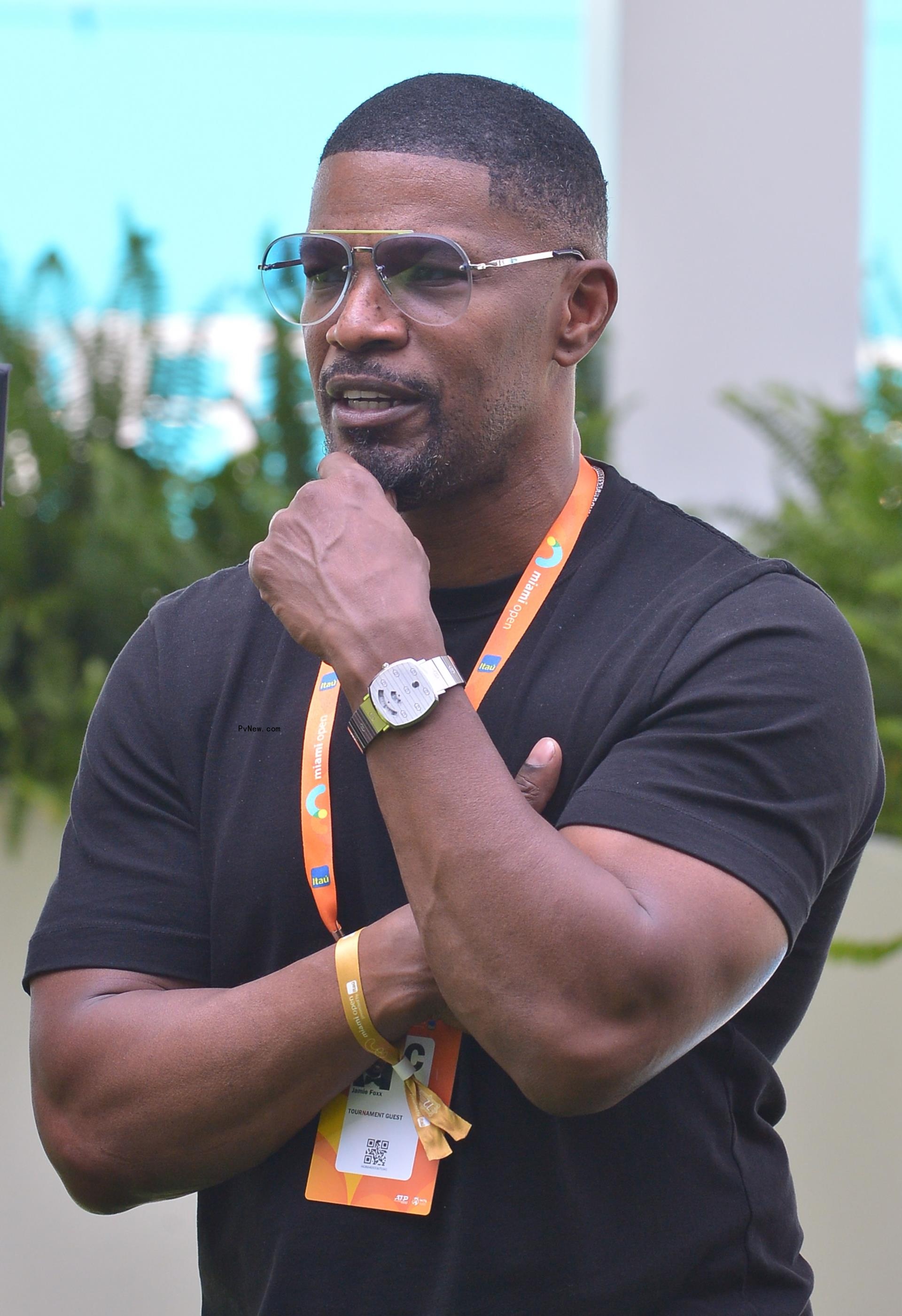 Jamie Foxx wears black tee