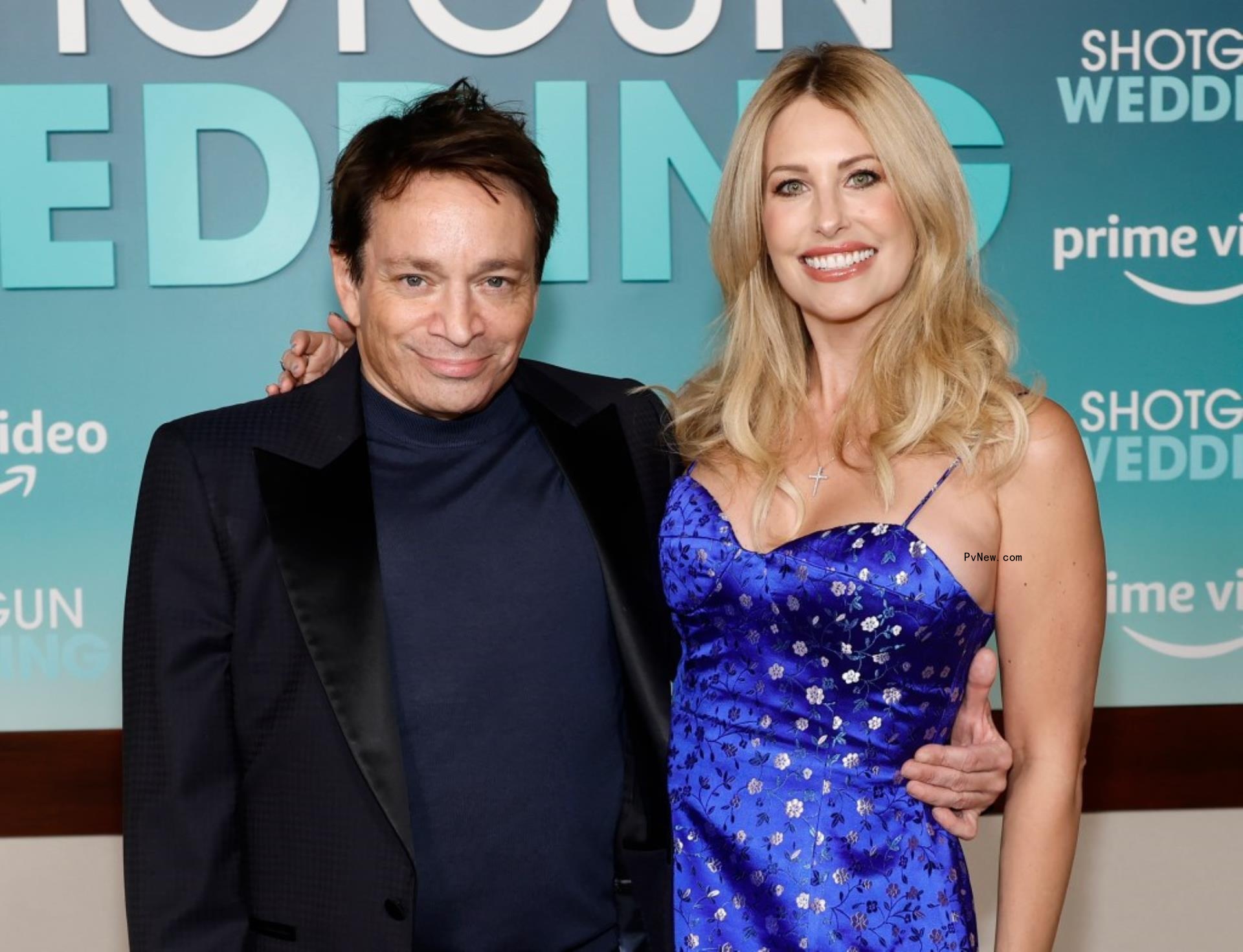 Chris Kattan and Maria Libri on a red carpet.