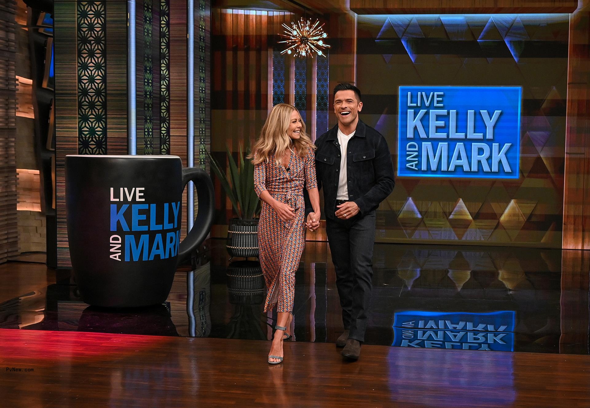 Kelly Ripa and Mark Co<i></i>nsuelos walking on to