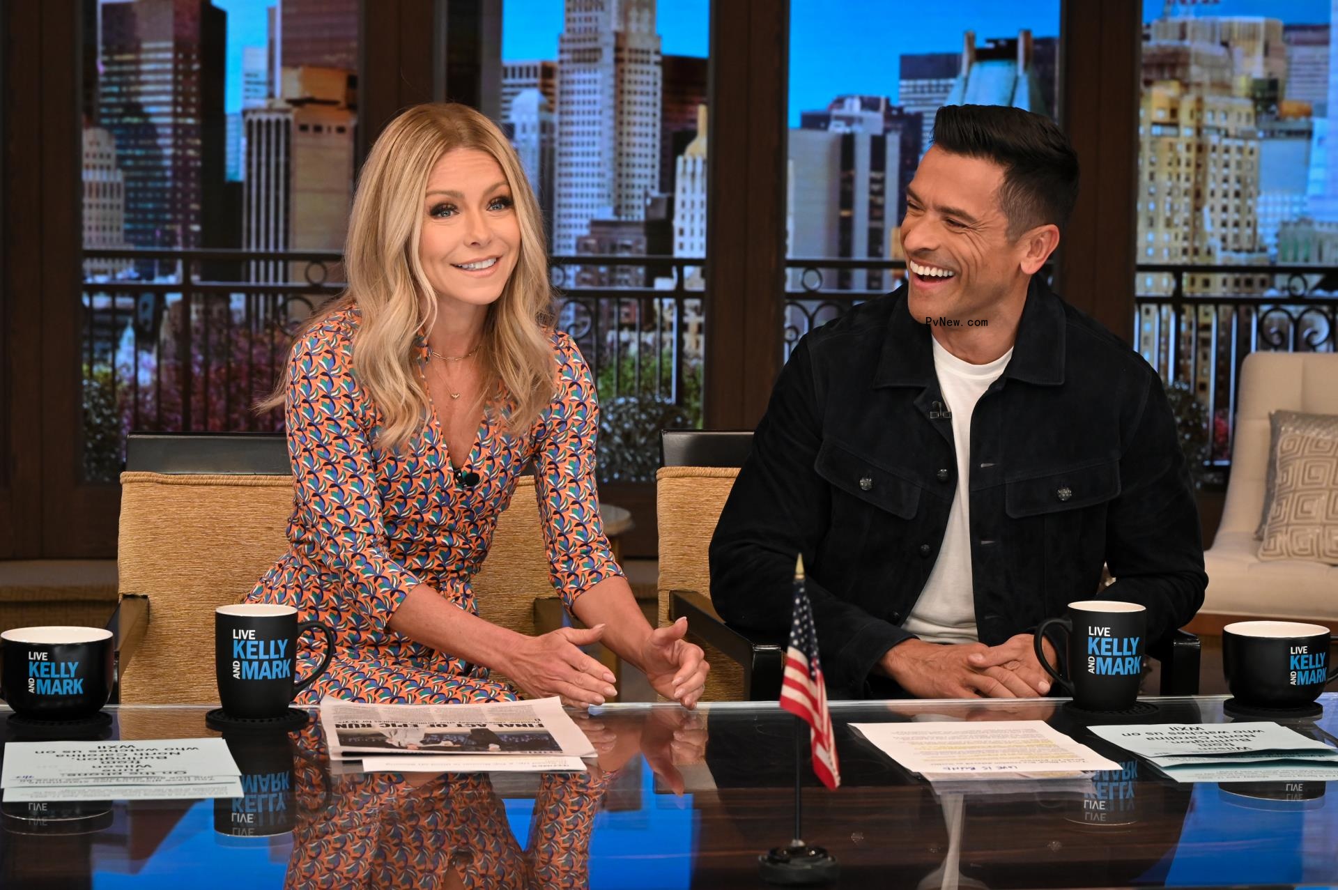 Kelly Ripa and Mark Co<i></i>nsuelos sitting on