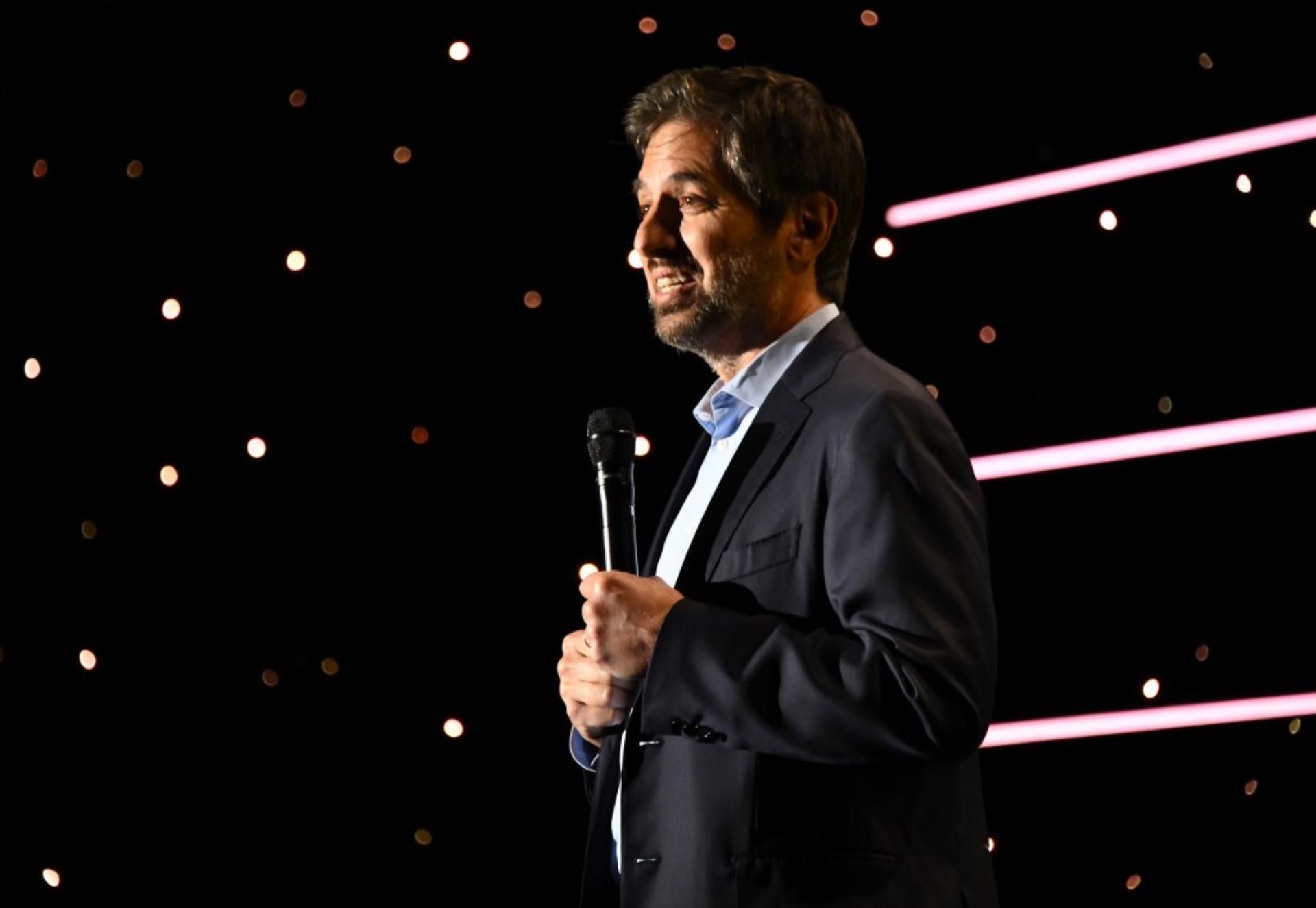 Ray Romano on stage.