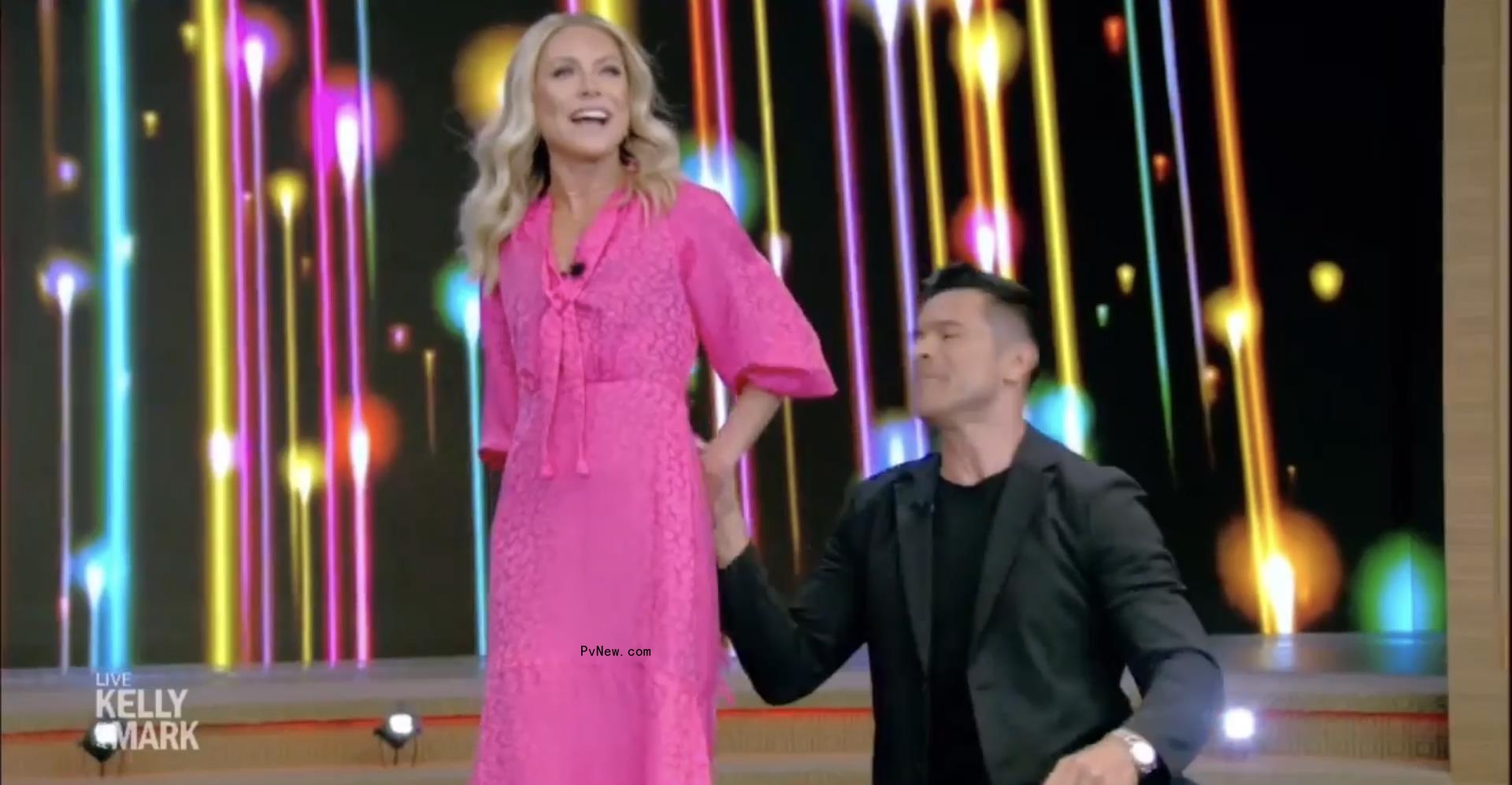 Kelly Ripa and Mark Co<i></i>nsuelos dancing