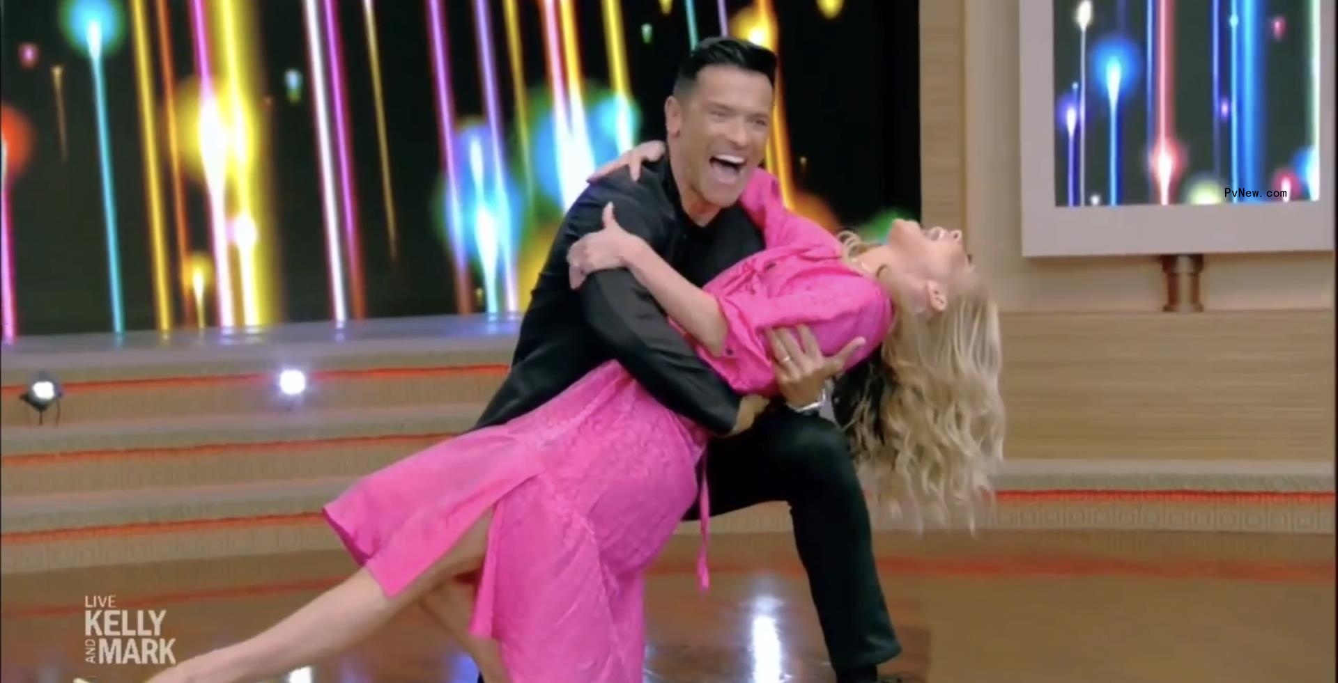 Kelly Ripa and Mark Co<i></i>nsuelos dancing