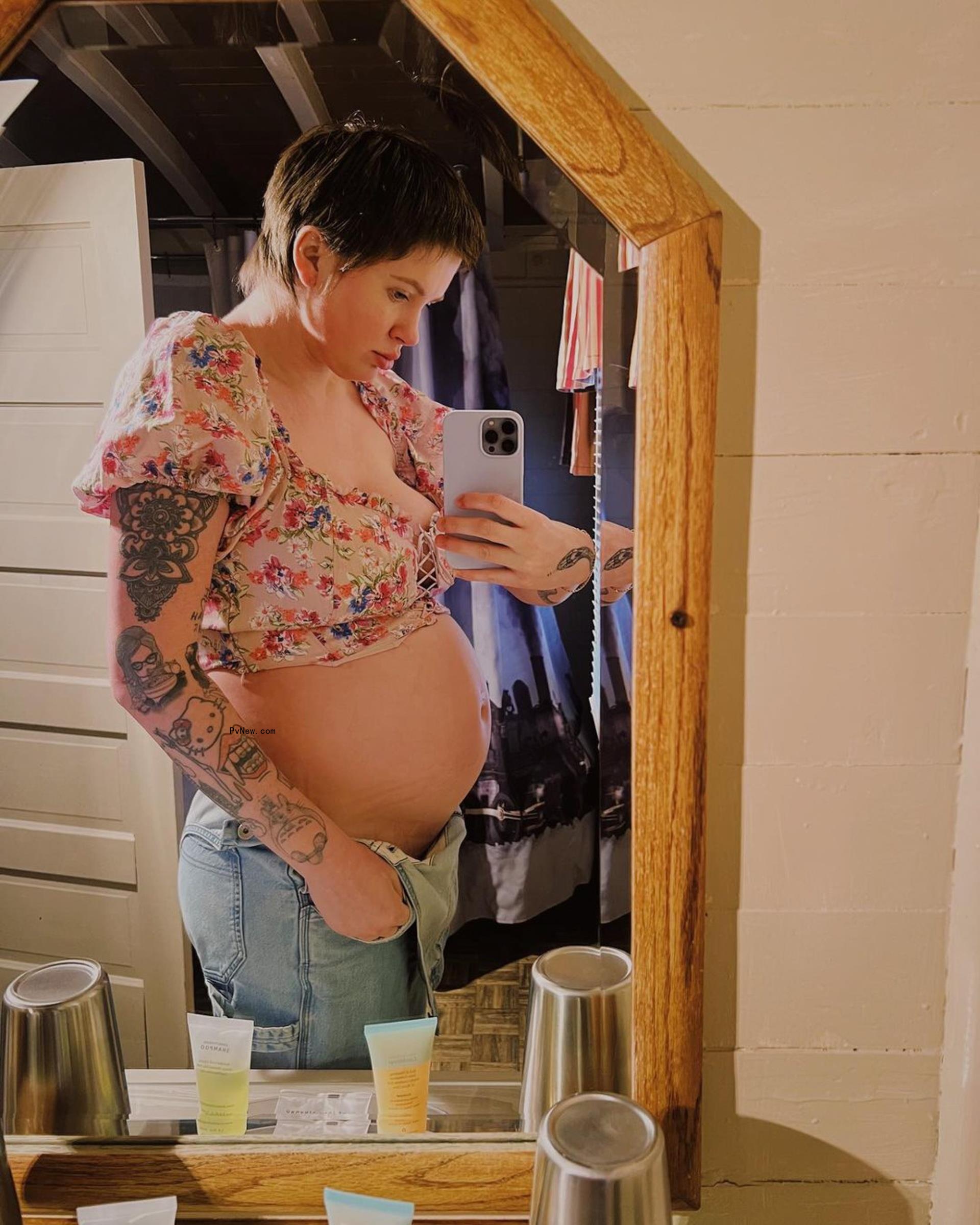 Ireland Baldwin takes baby bump mirror selfie