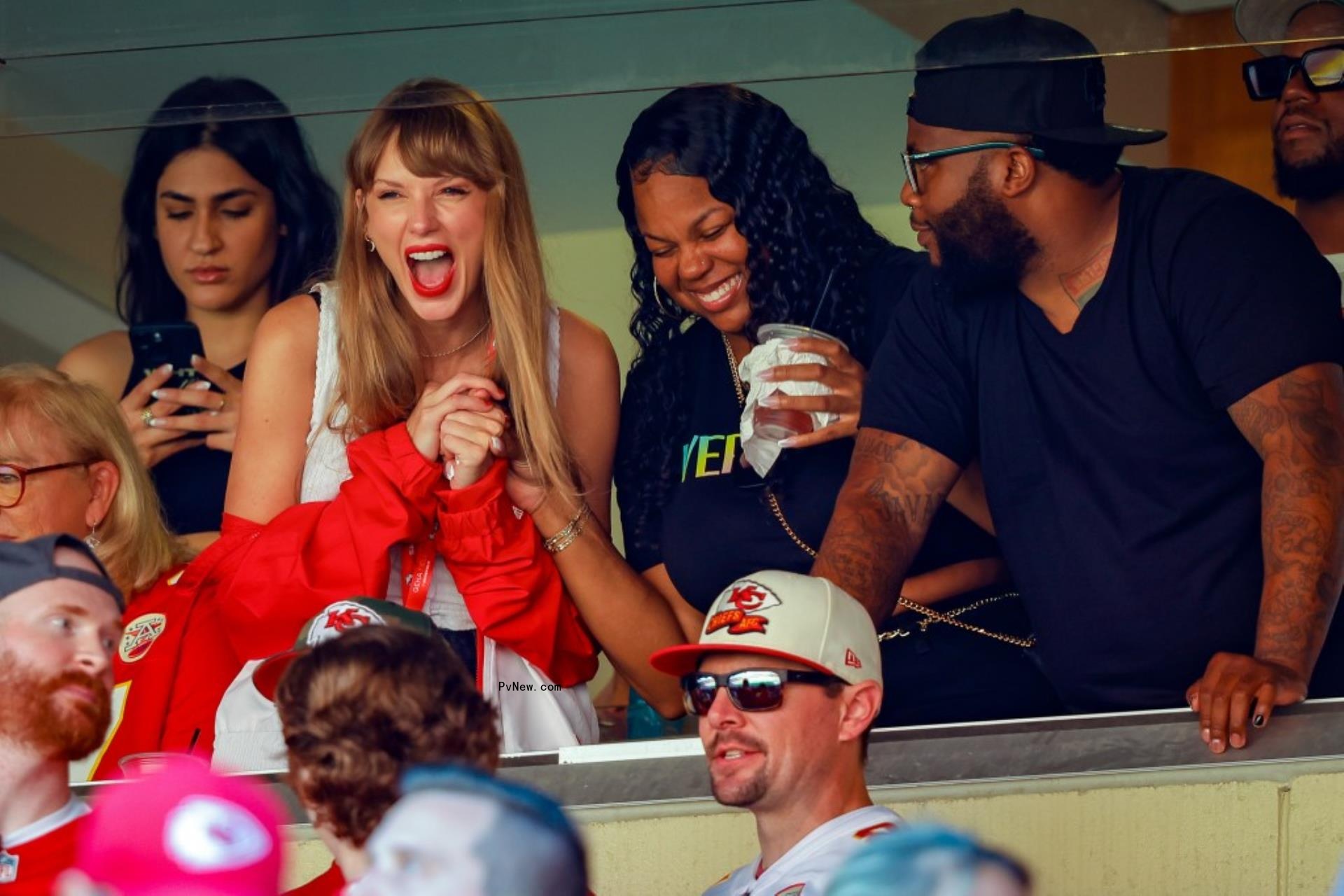Taylor swift cheering on travis kelce at game