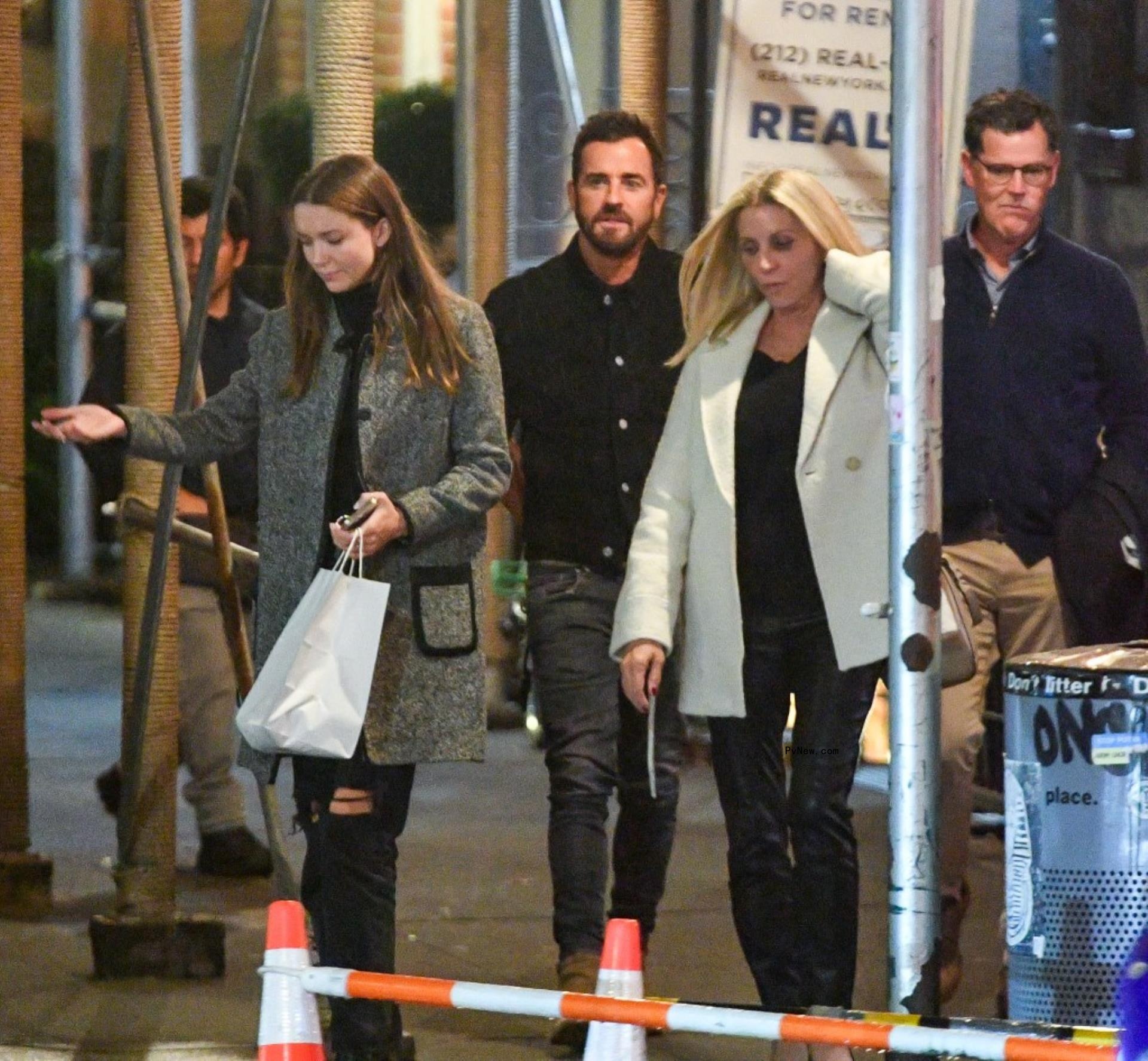 Justin Theroux, Nicole Brydon Bloom and her parents