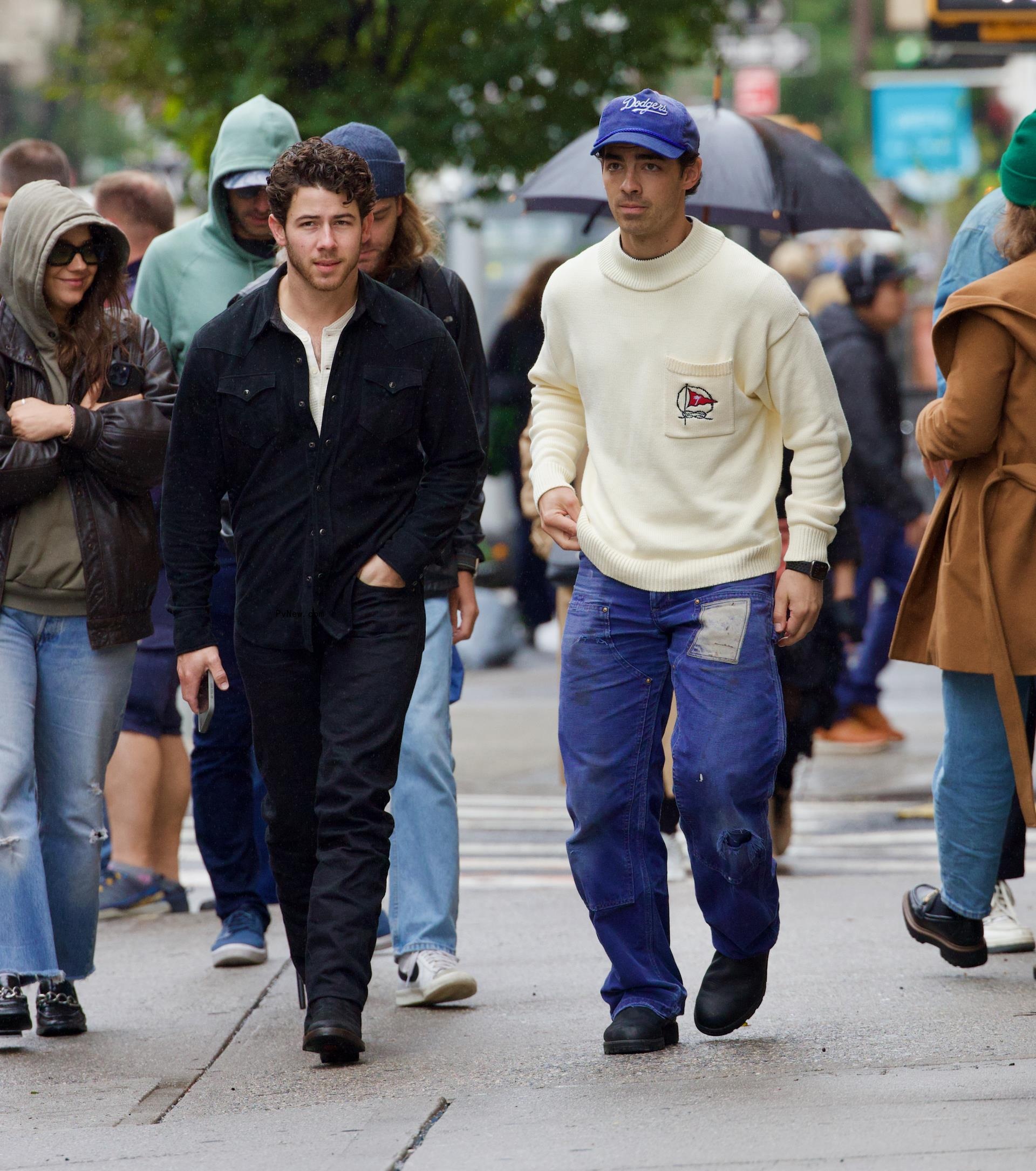 Nick Jo<i></i>nas and Joe Jo<i></i>nas walking together.