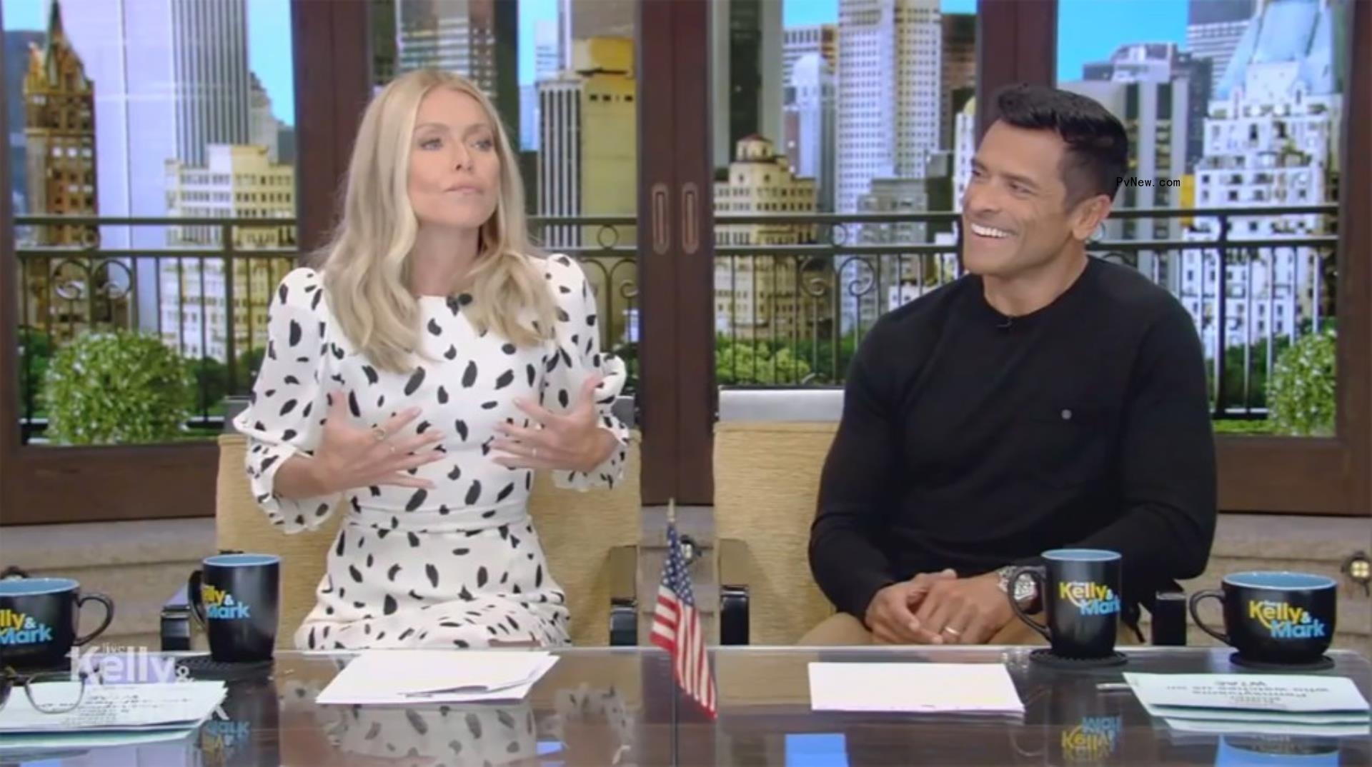 Kelly Ripa and Mark Co<i></i>nsuelos talking on 