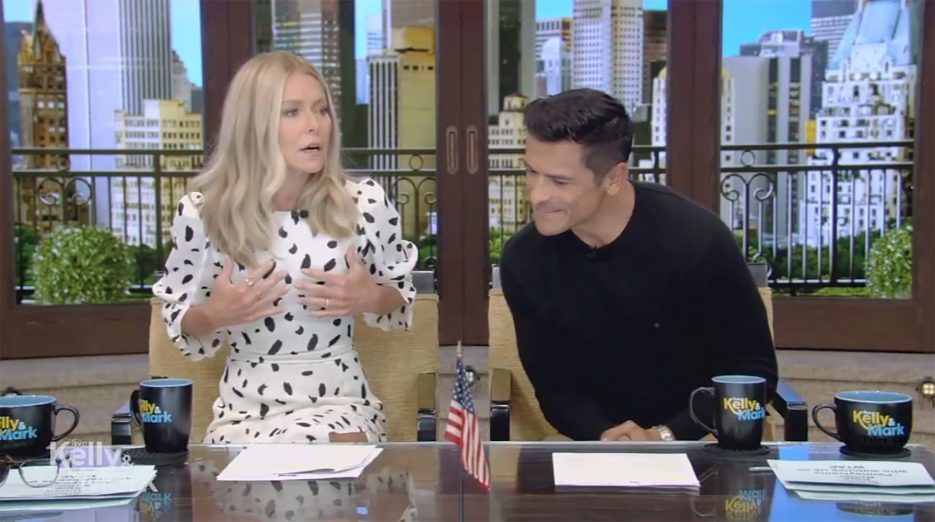 Kelly Ripa and Mark Co<i></i>nsuelos talking on 
