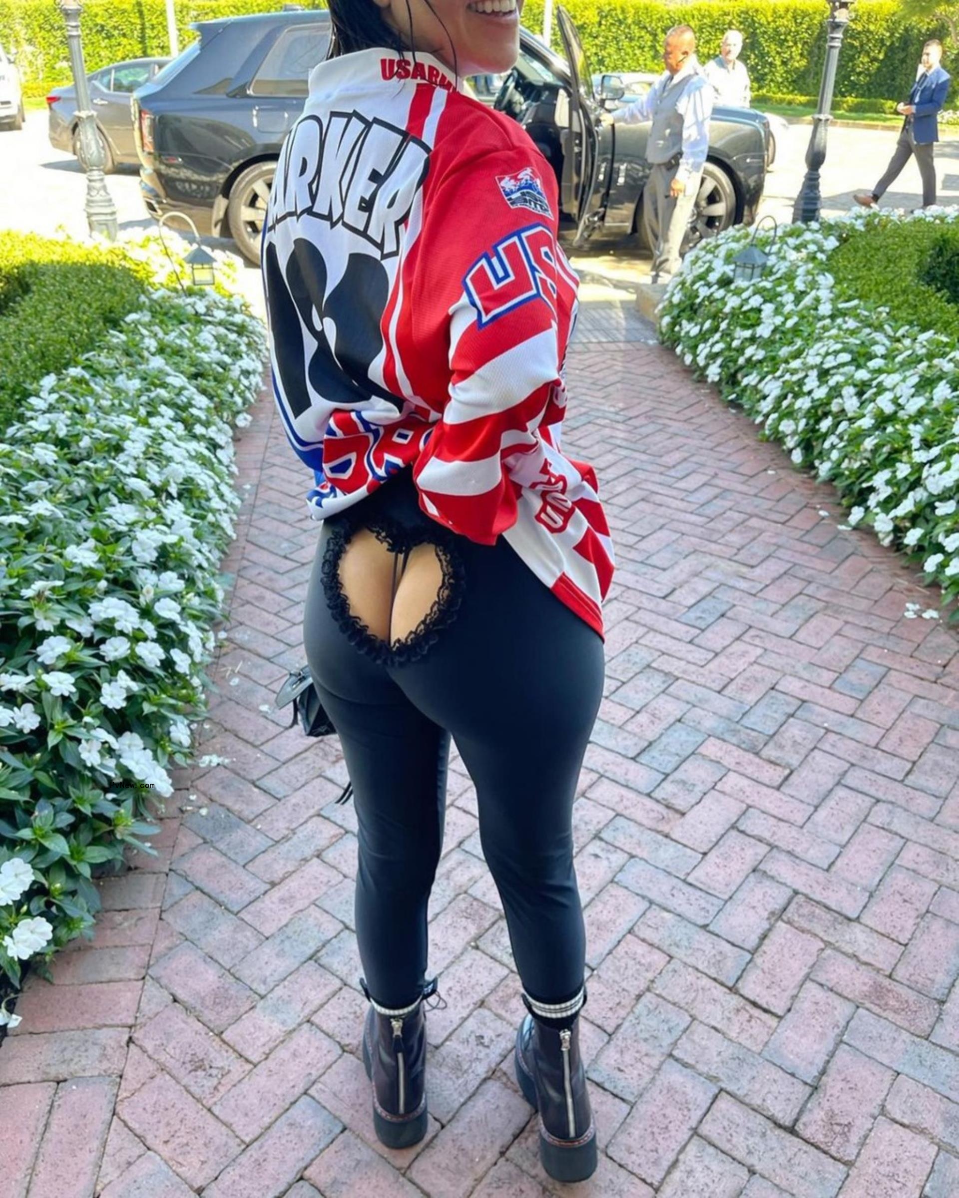 kourtney kardashian in leggings