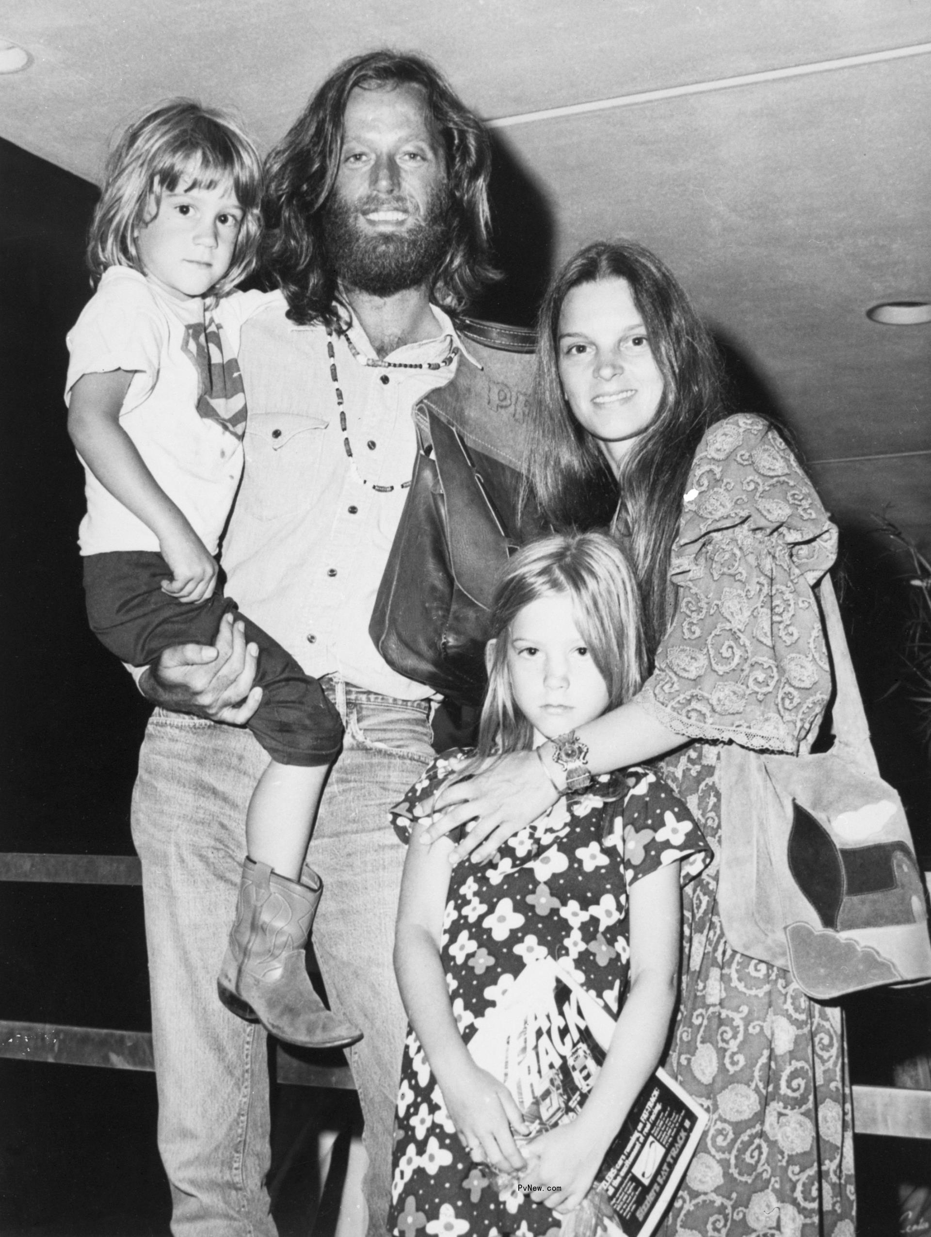 Peter Fo<i></i>nda (second from the left) with his wife and two children, including daughter Bridget Fonda, in 1971
