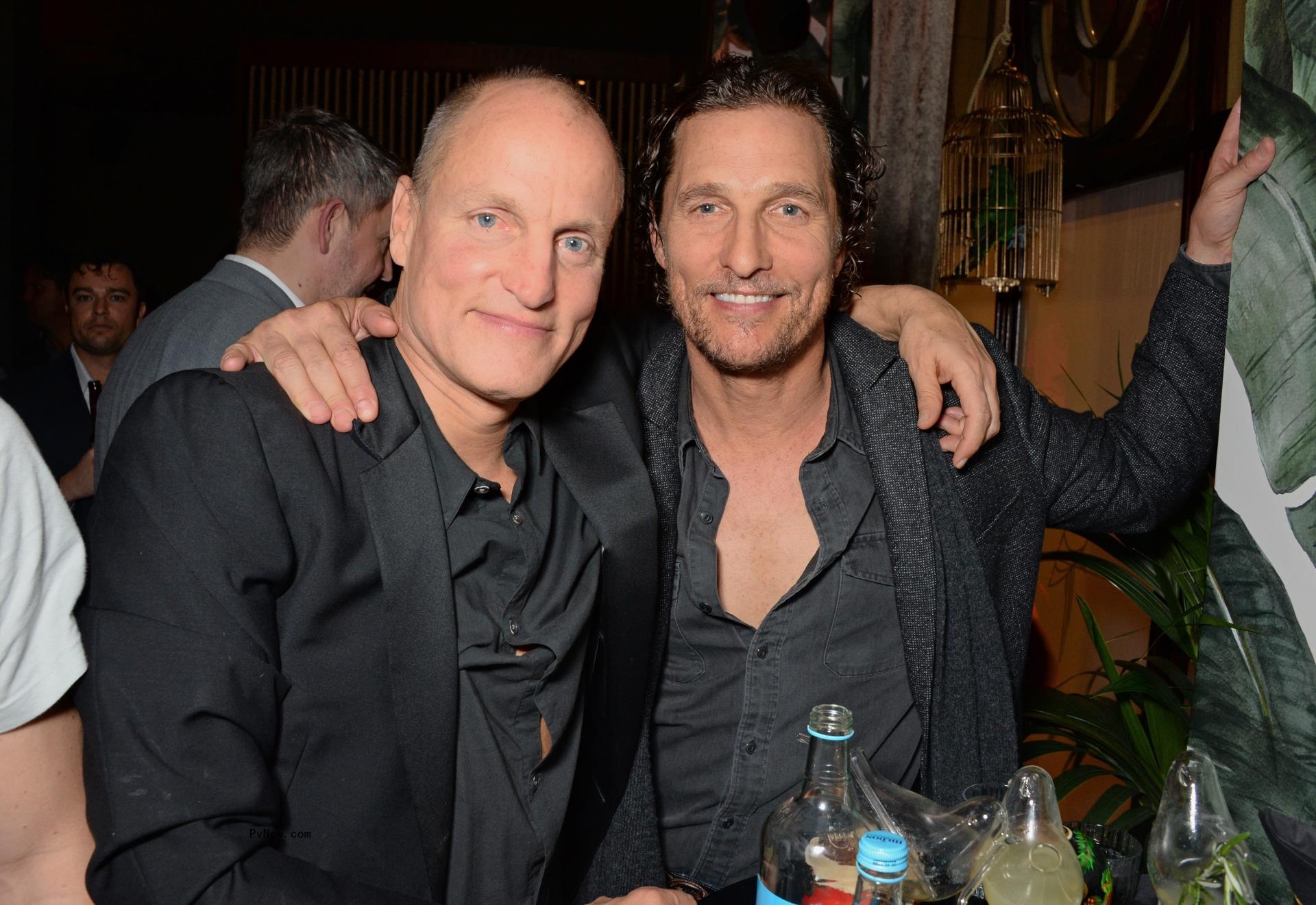 Woody Harrelson and Matthew McCo<i></i>naughey posing for a photo.
